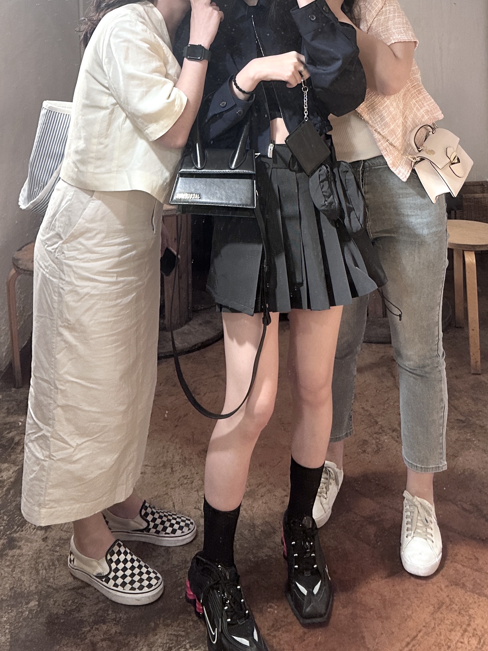 Maison Margiela Keyring Wallet Black, Jacquemus Le Chiquito Moyen Signature Handbag Black 착용 스타일 - 2