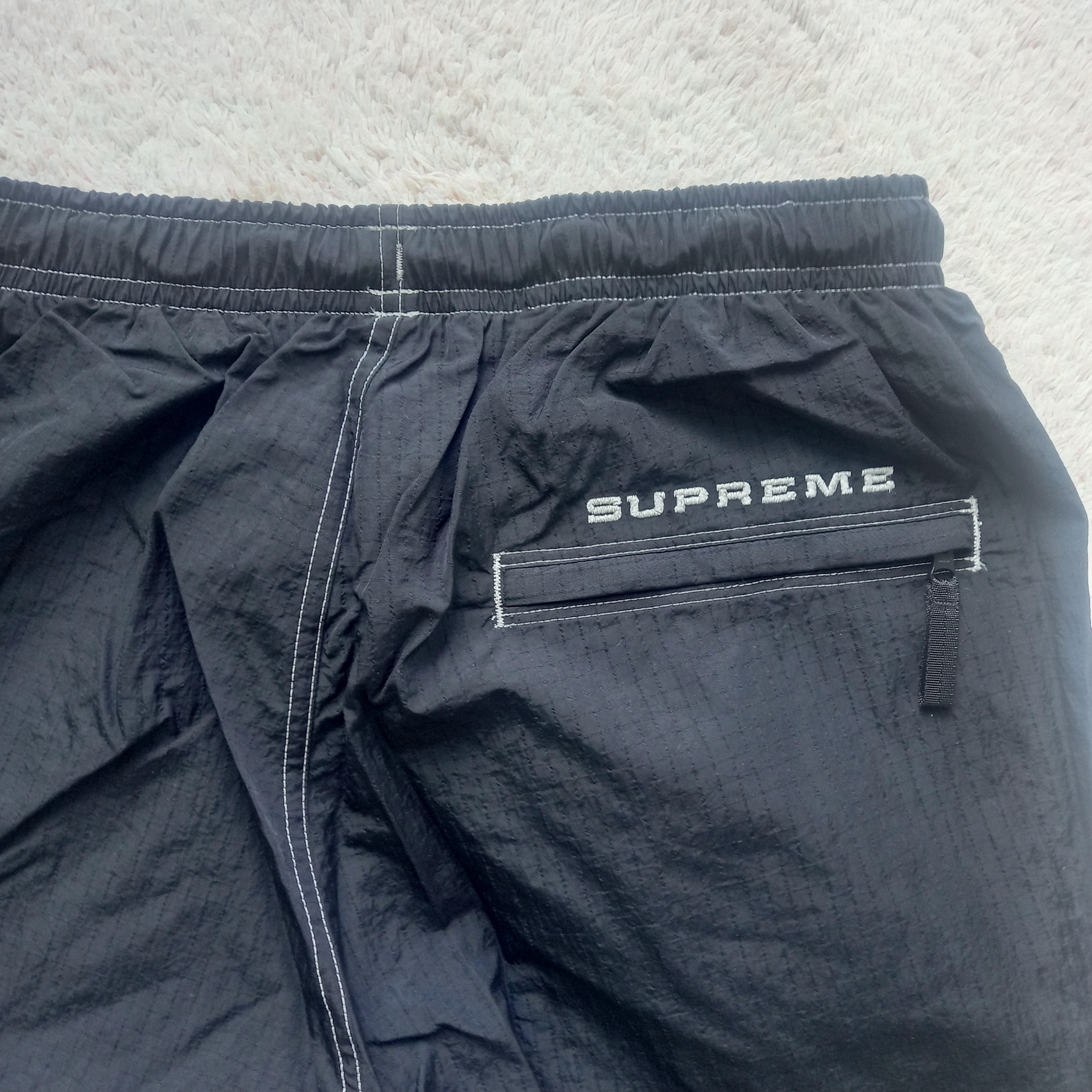Supreme x Nike Ripstop Track Pants Black - 24SS, Supreme x The North Face Split 6-Panel Black - 24SS 착용 스타일 - 7