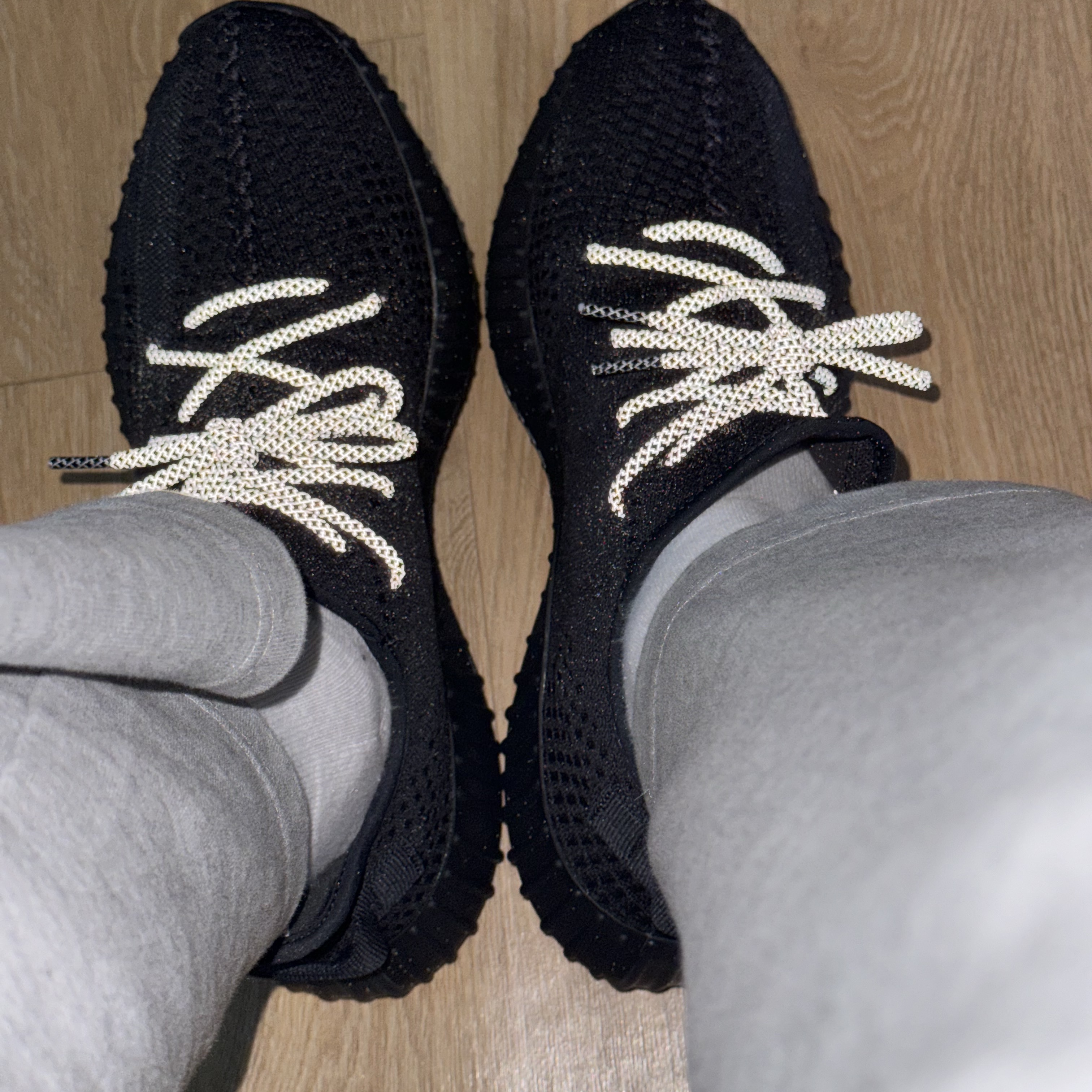 Adidas Yeezy Boost 350 V2 Onyx 착용 스타일 - 2