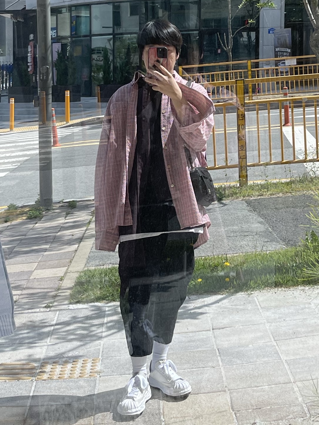 Our Legacy Borrowed BD Shirt Pink Kimble Check, Maison Mihara Yasuhiro Blakey OG Sole Leather Low-top Sneakers White 착용 스타일