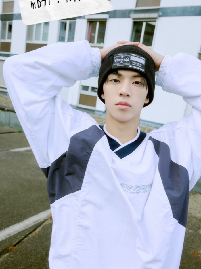Martine Rose Shrunken Football Top Yellow Black, Martine Rose Classic Short Sleeve T-Shirt White 착용 스타일 - 4