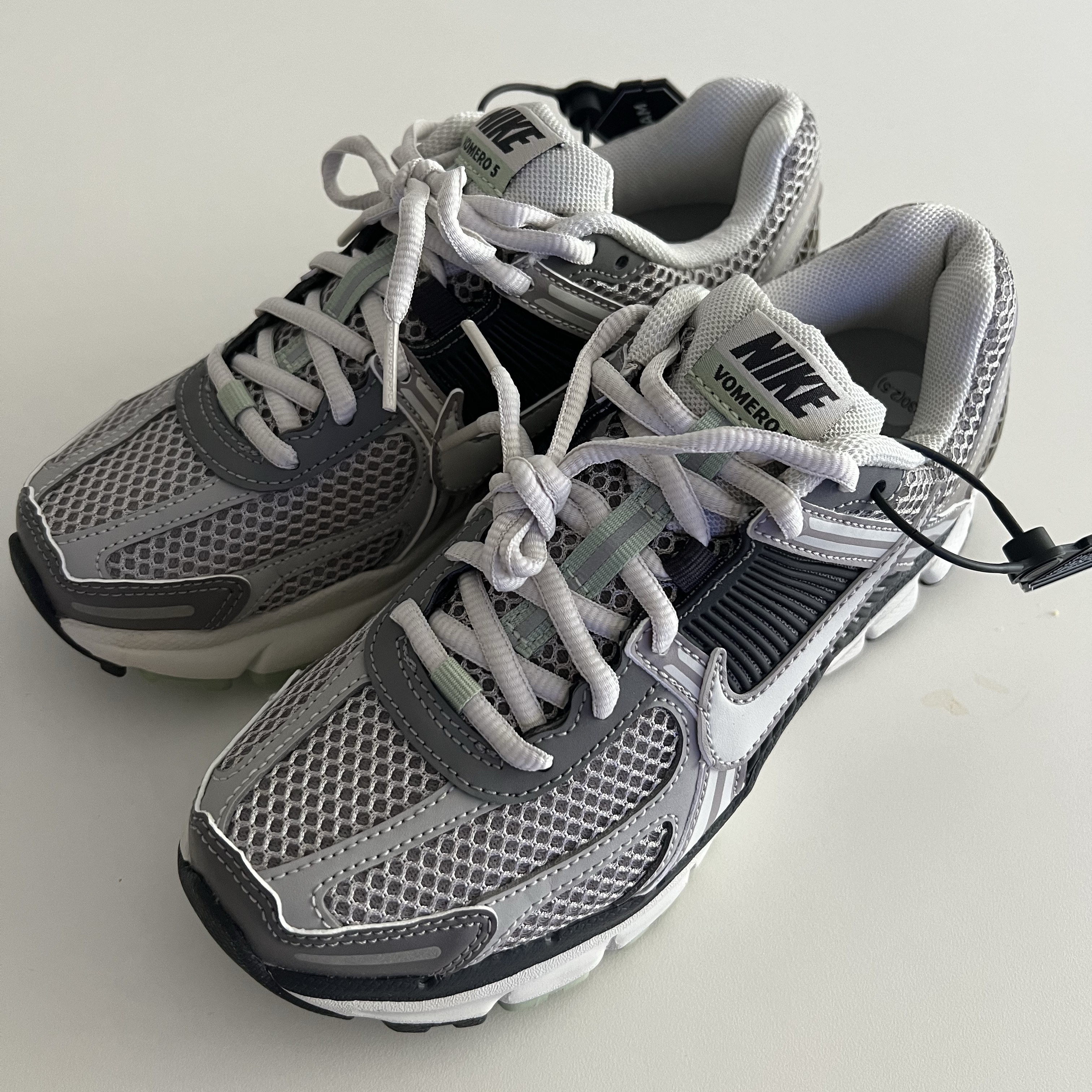 (W) Nike Zoom Vomero 5 Cobblestone and Flat Pewter 착용 스타일
