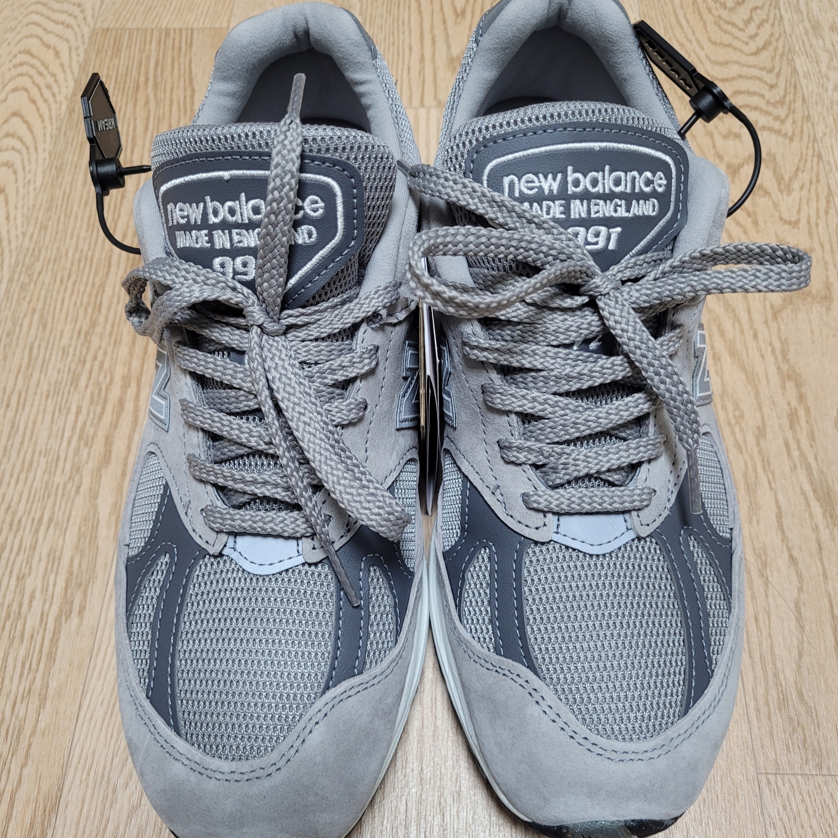 New Balance 991v2 Made in UK Rock Ridge Alloy Silver 착용 스타일