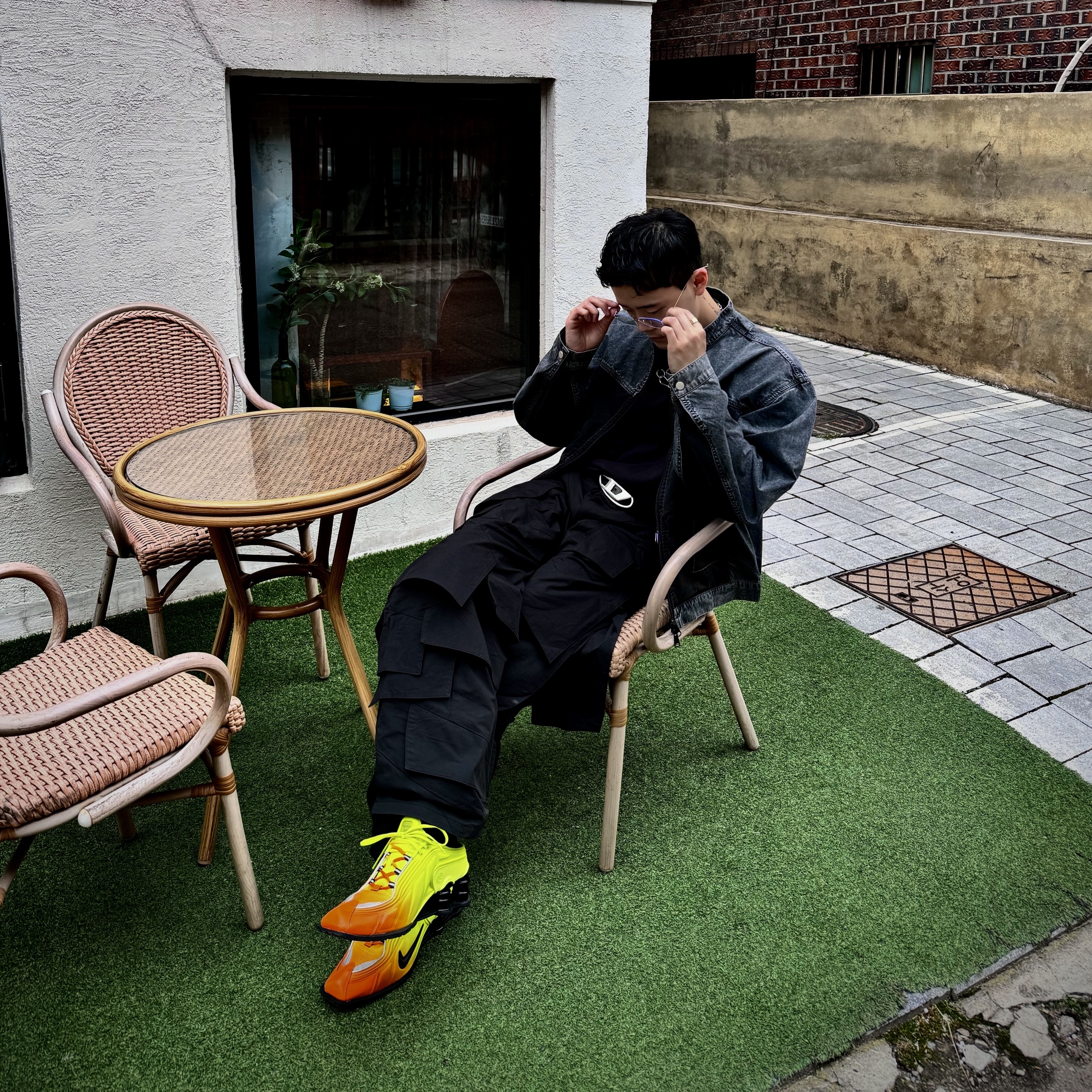 Diesel B-1DR Leather Belt with D Buckle Black, Nike x Martine Rose Shox MR4 Safety Orange 착용 스타일 - 2