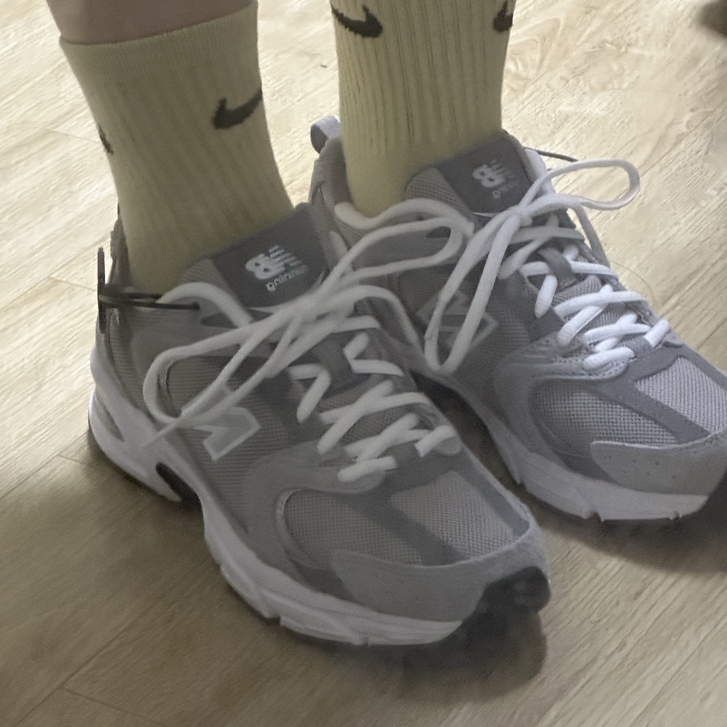New Balance 530 Grey 착용 스타일