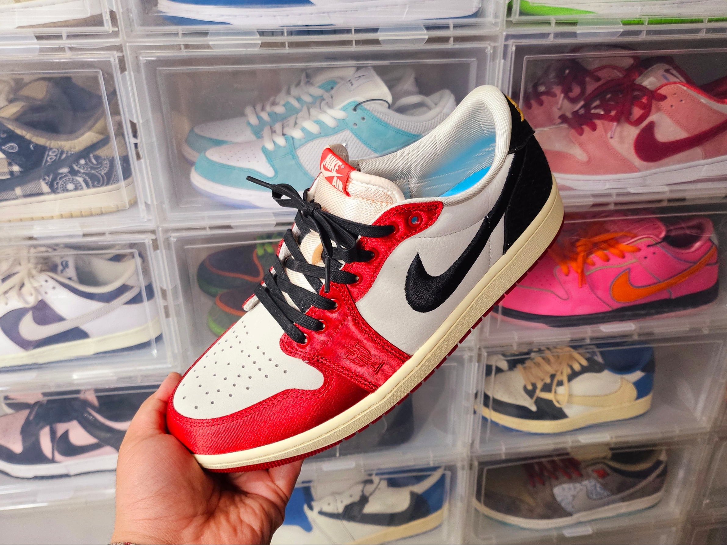 Jordan 1 x Trophy Room Retro Low OG SP Sail Varsity Red 착용 스타일 - 1