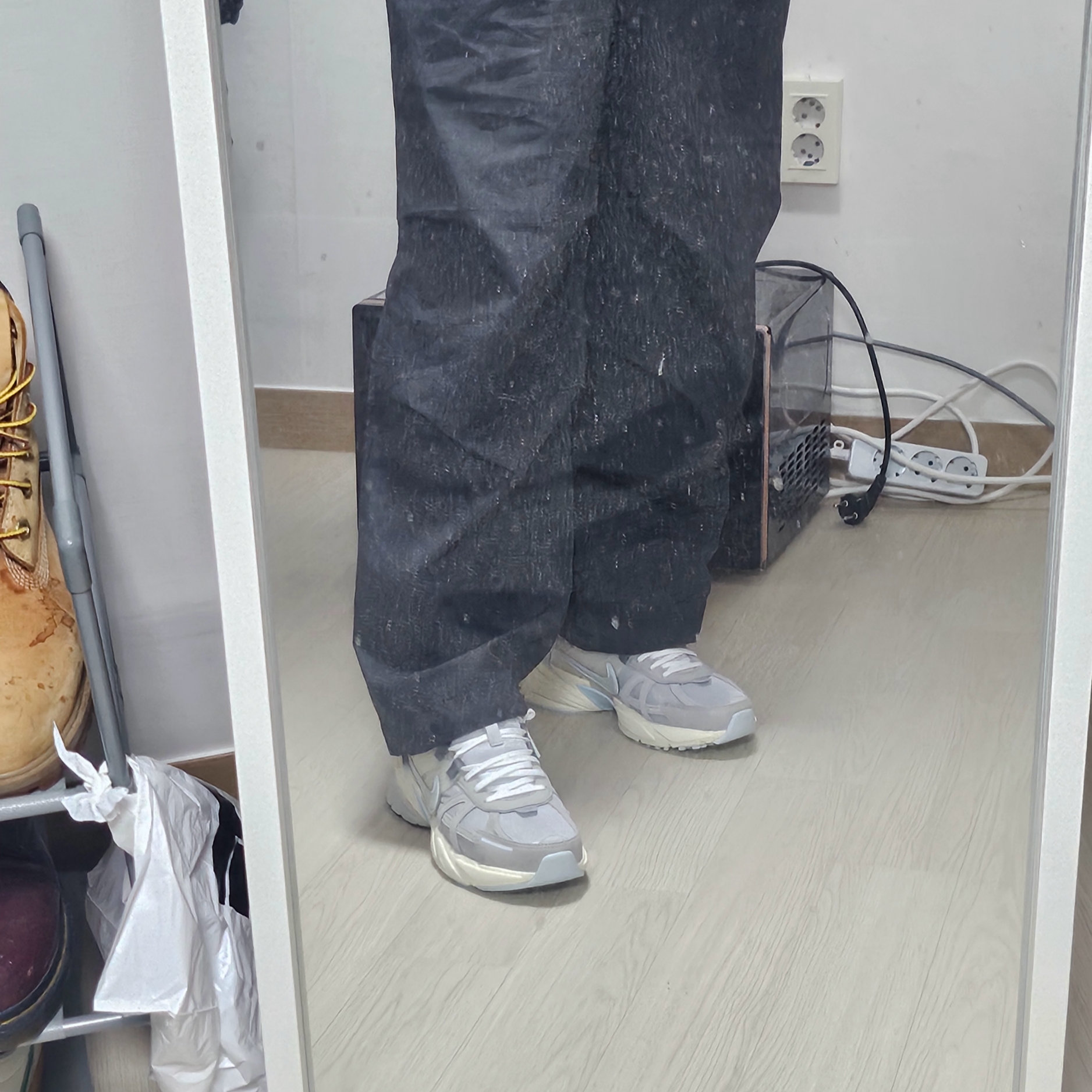 Nike V2K Run Light Bone Metallic Platinum 착용 스타일 - 2