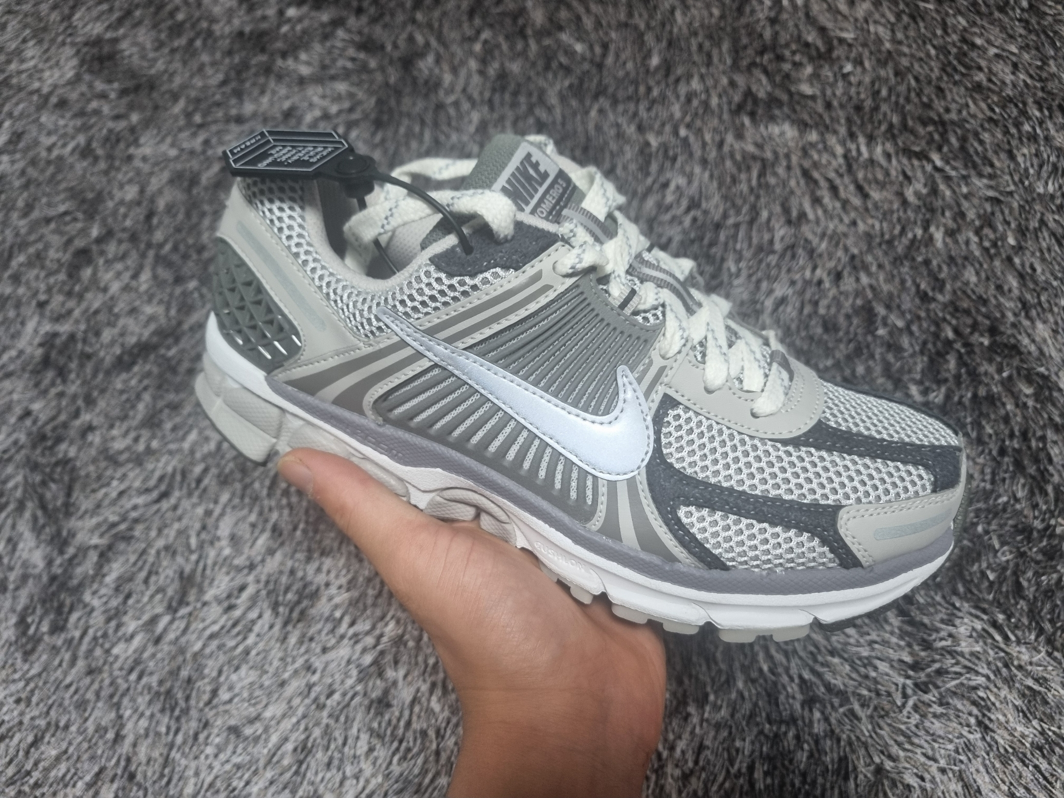Nike Zoom Vomero 5 PRM Light Iron Ore and Flat Fewter 착용 스타일