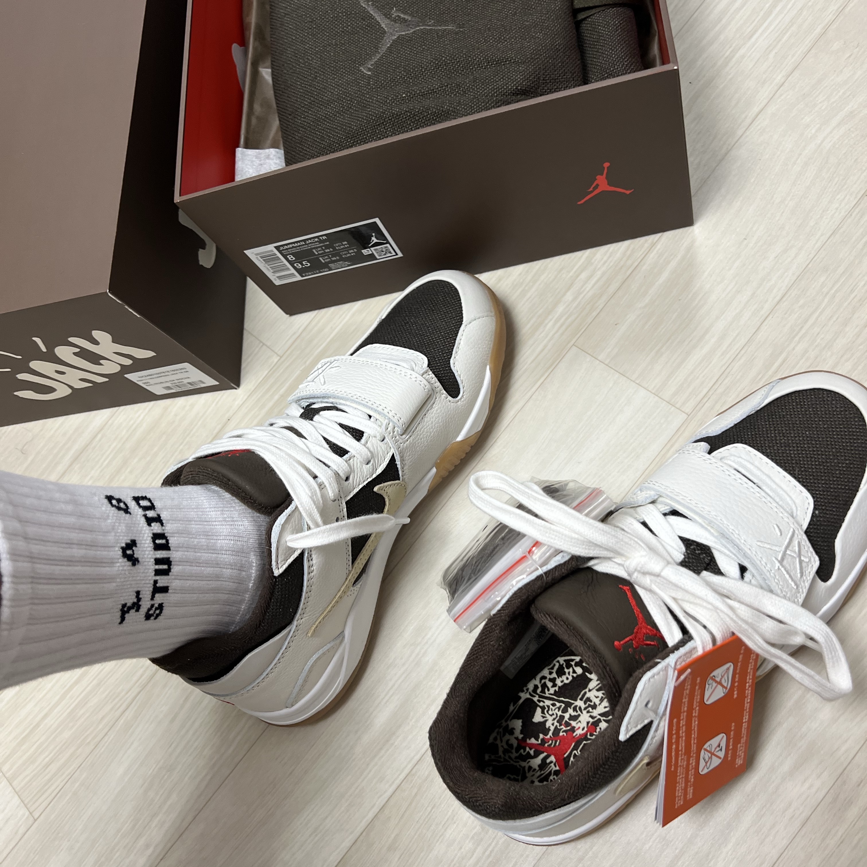 Jordan x Travis Scott Jumpman Jack TR Sail and Dark Mocha 착용 스타일 - 1