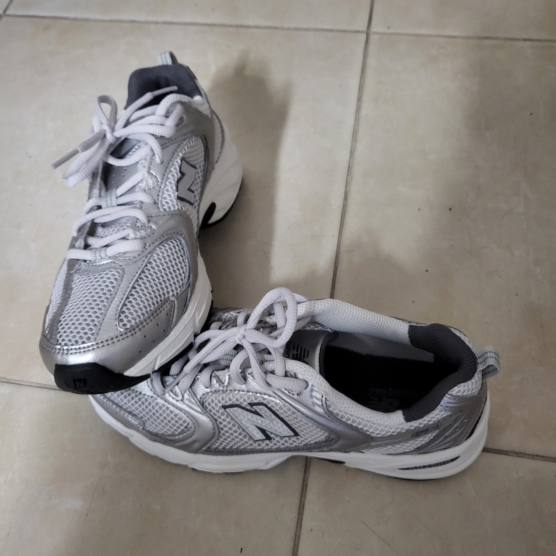 New Balance 530 Grey Matter Silver Metallic 착용 스타일 - 1