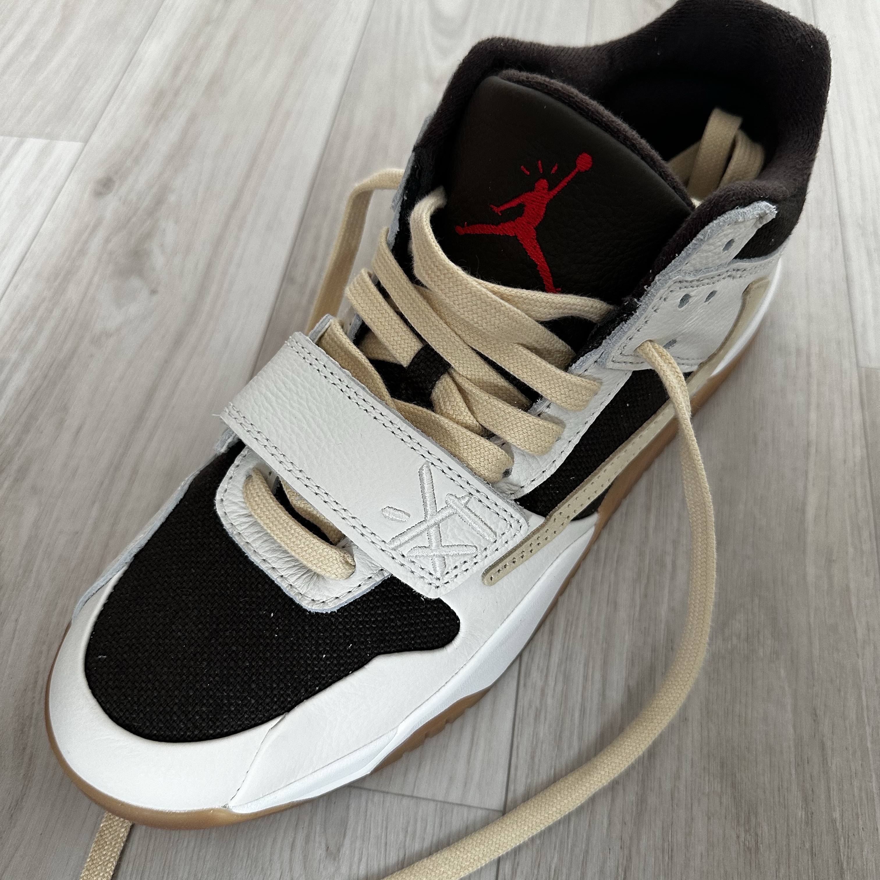 Jordan x Travis Scott Jumpman Jack TR Sail and Dark Mocha 착용 스타일