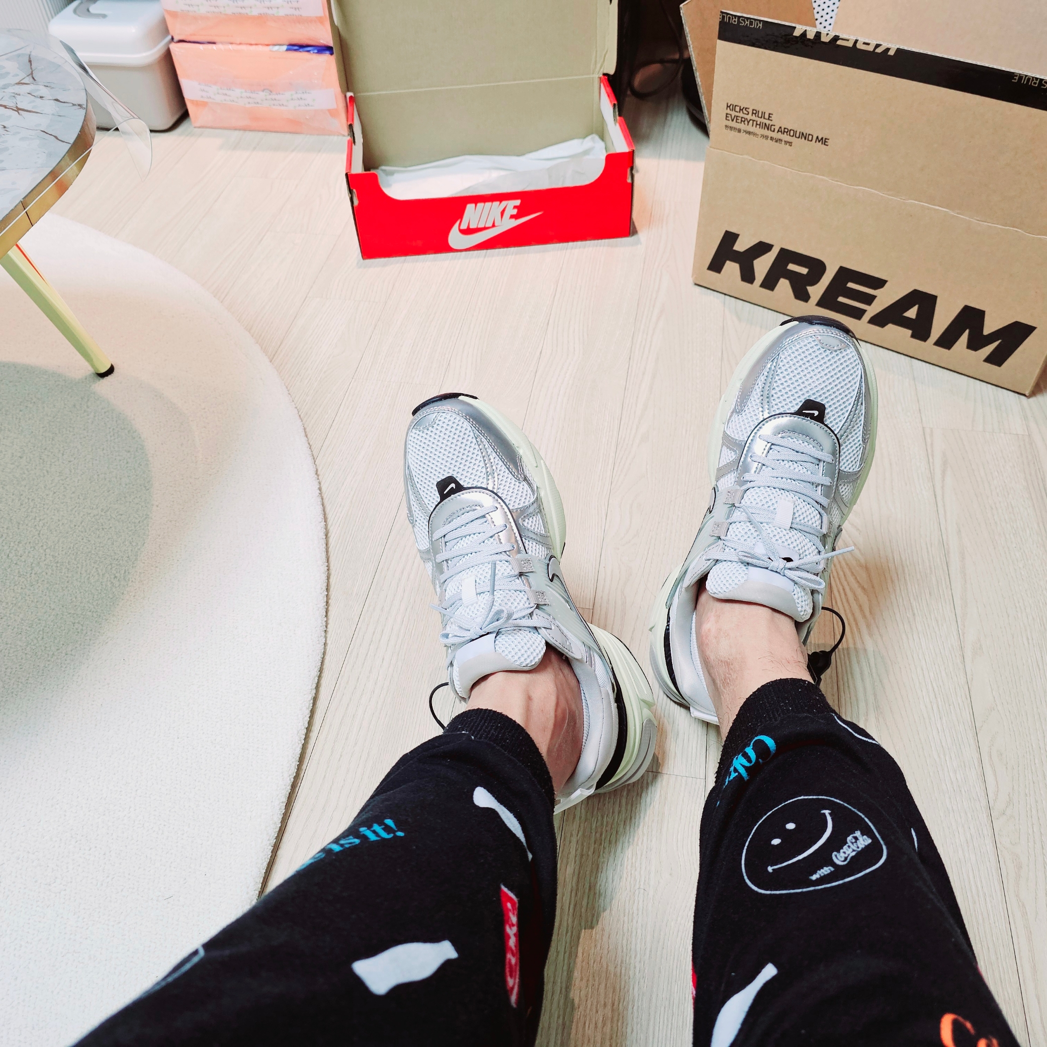 Nike V2K Run Summit White Metallic Silver 착용 스타일