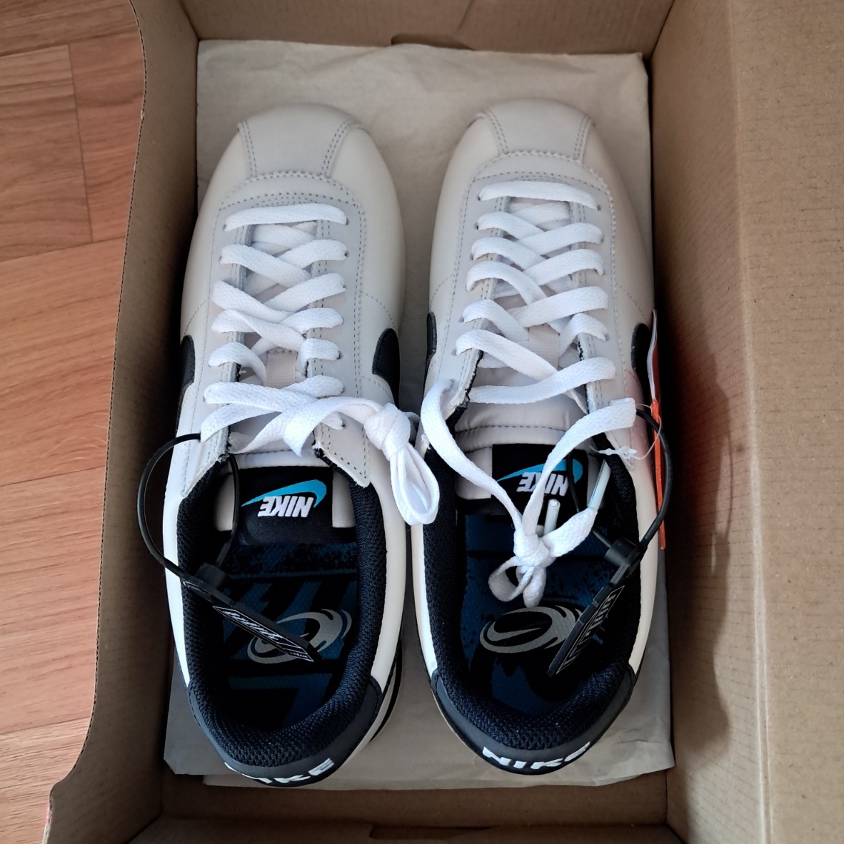 (W) Nike Cortez SE Supersonic Phantom Light Bone 착용 스타일