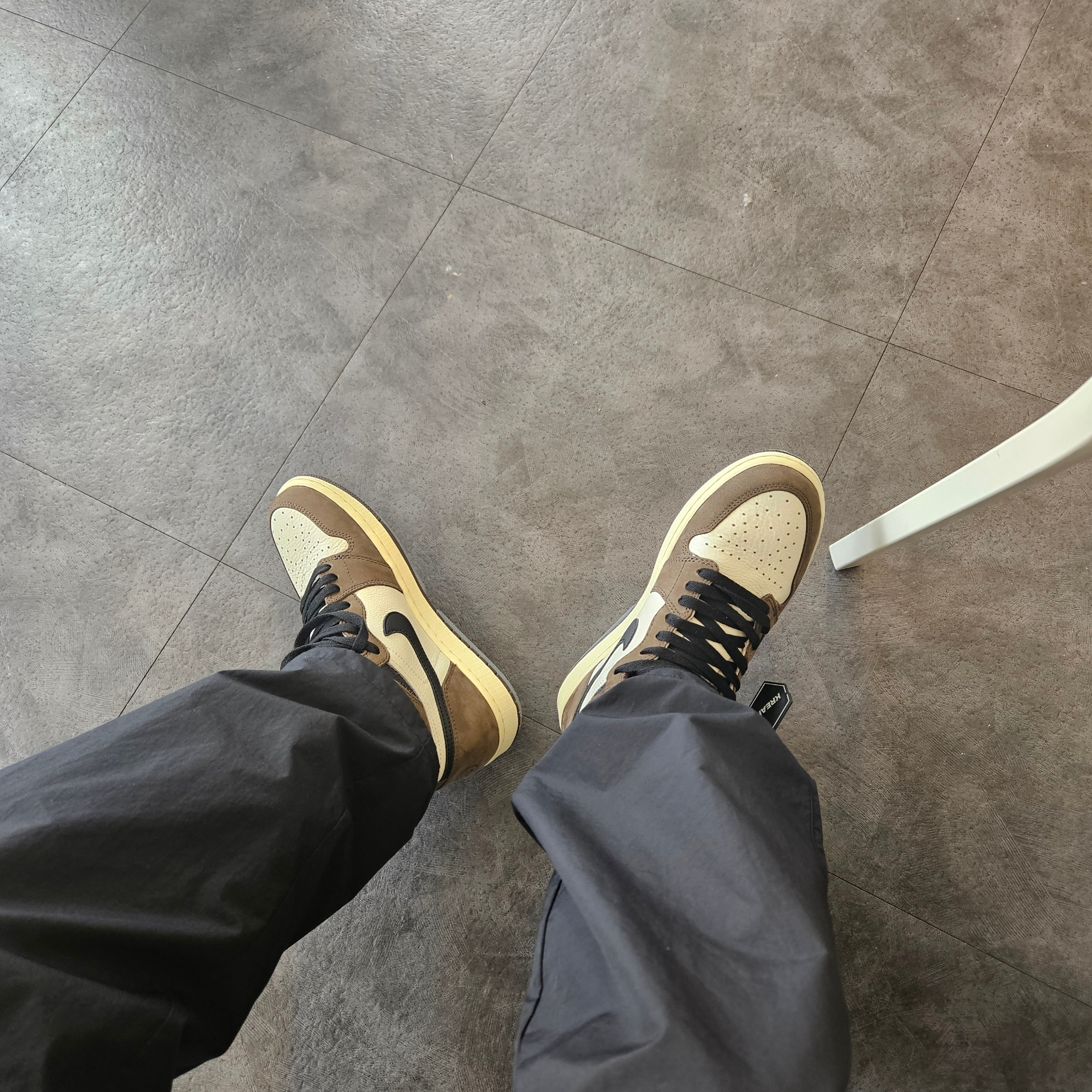 Jordan 1 x Travis Scott Retro High OG SP Mocha, Jordan 1 Retro High OG Black Mocha 착용 스타일 - 1