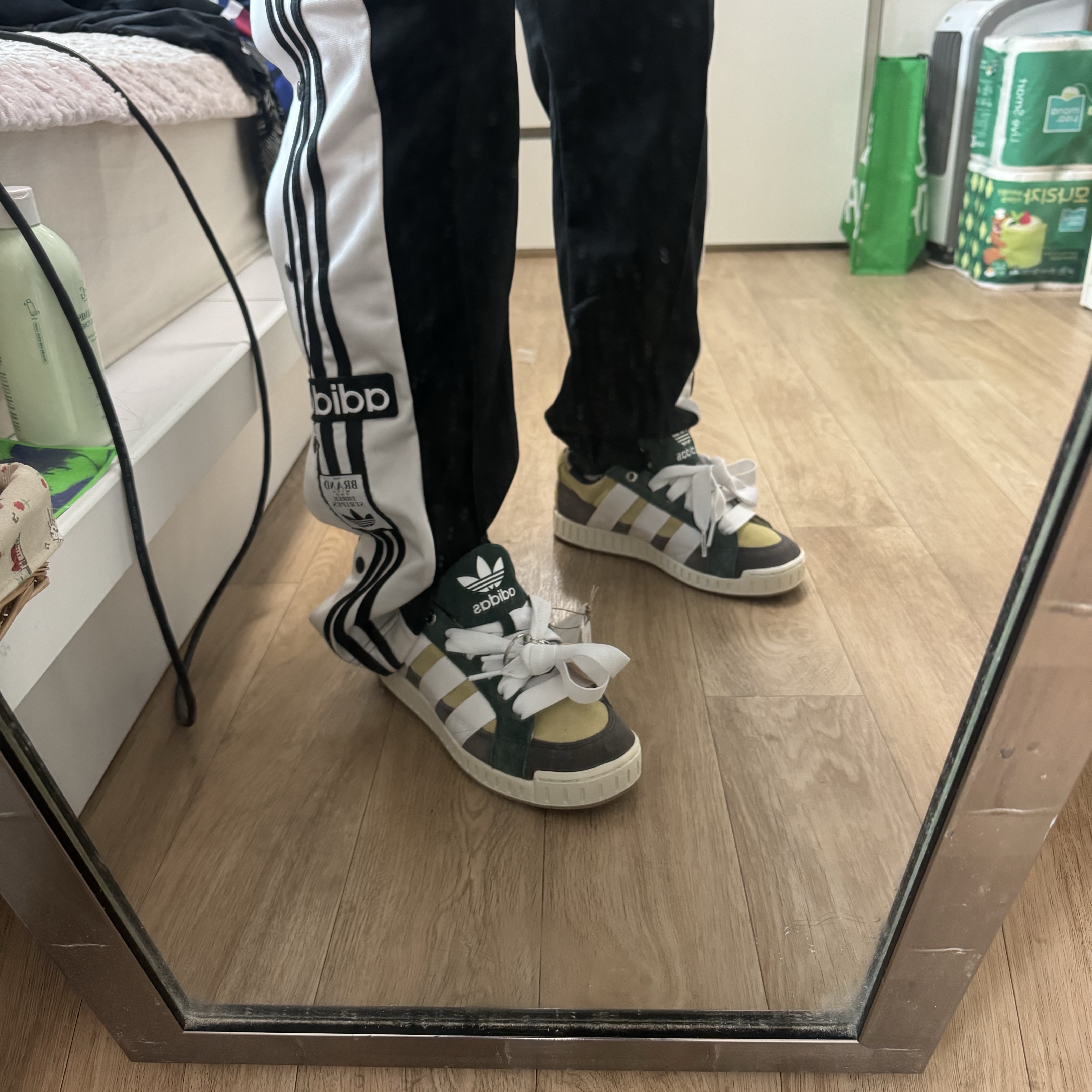 Adidas X BAPE Lawsuit Sand Cloud White 착용 스타일 - 2