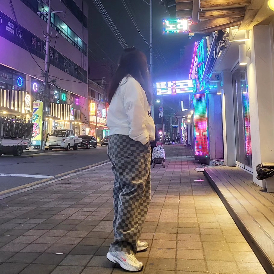 (W) 나이키 이니시에이터 체리 메탈릭 실버, 나이키 FC 리펠 사커 크루 블랙 - 아시아 착용 스타일 - 2