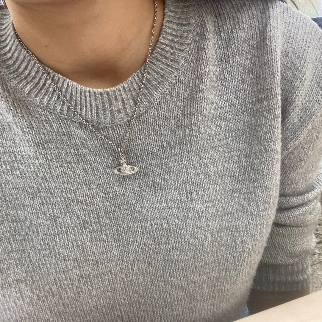Vivienne Westwood Mini Bas Relief Pendant Silver 착용 스타일