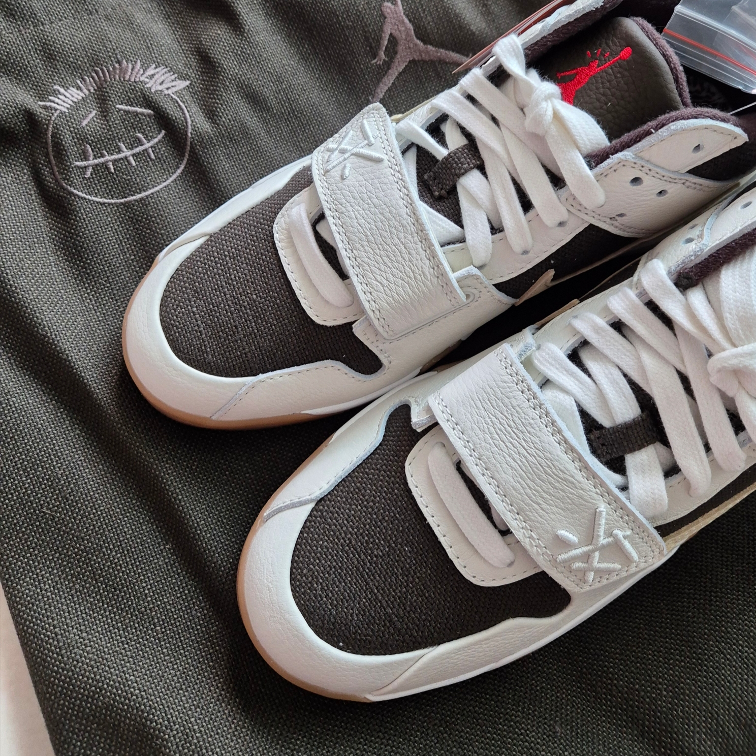 Jordan x Travis Scott Jumpman Jack TR Sail and Dark Mocha 착용 스타일