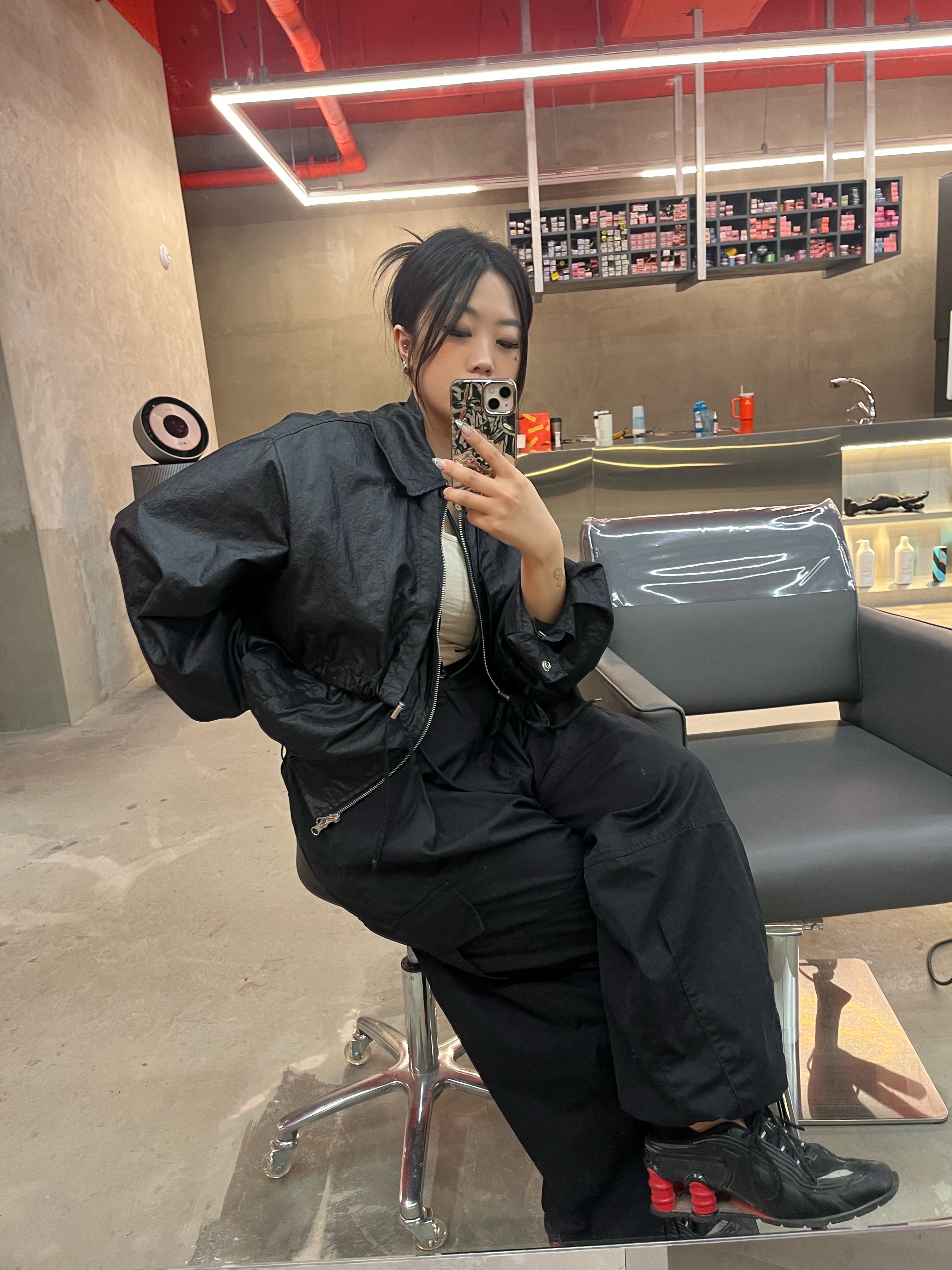 나이키 x 마틴 로즈 샥스 MR4 블랙, 아워레가시 라돈 레더 키체인 블랙 착용 스타일 - 1