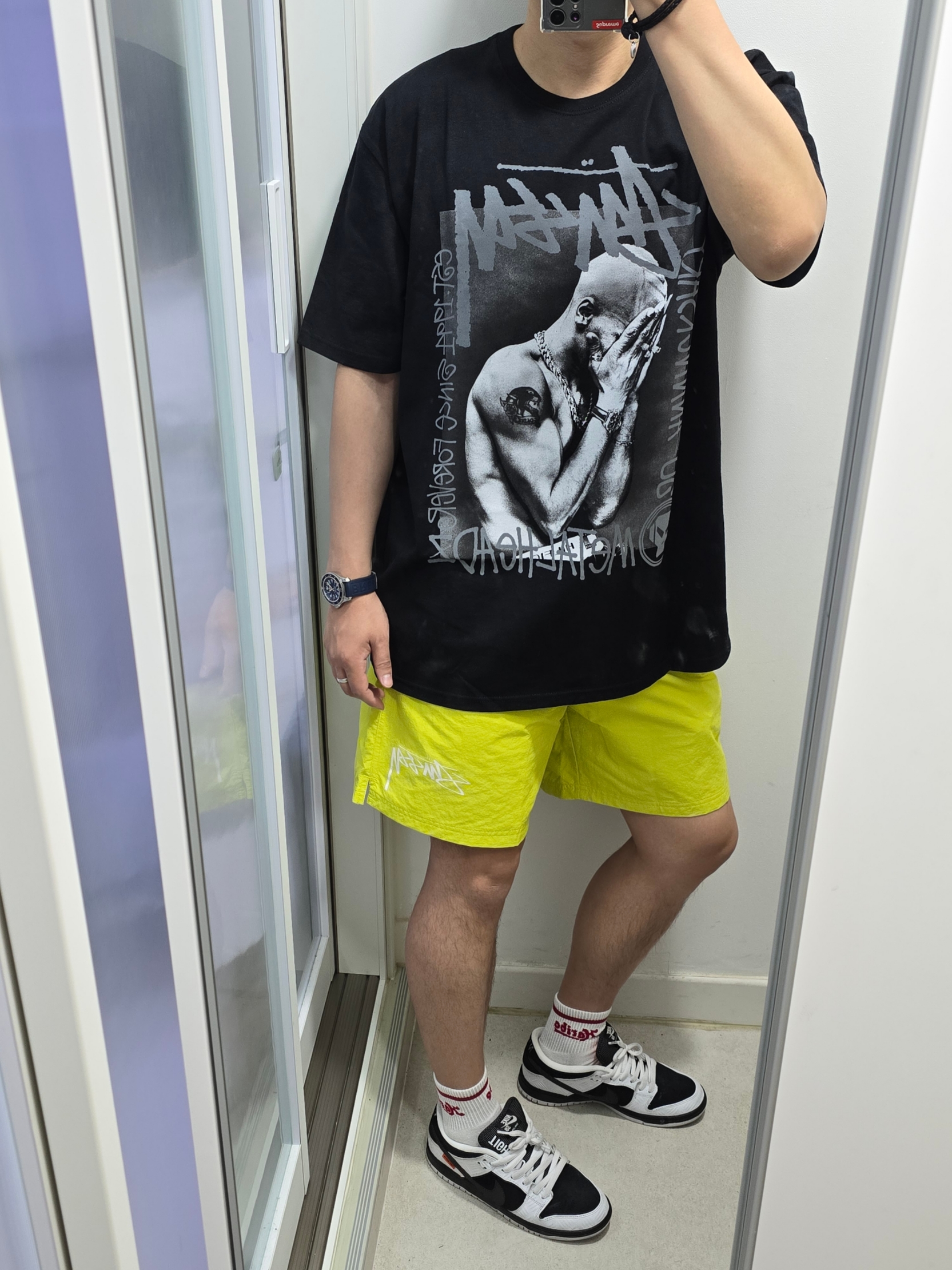 Nike x Stussy Shorts High Voltage (FJ9167-344), Stussy x Goldie Metalheadz 30 T-Shirt Black 착용 스타일