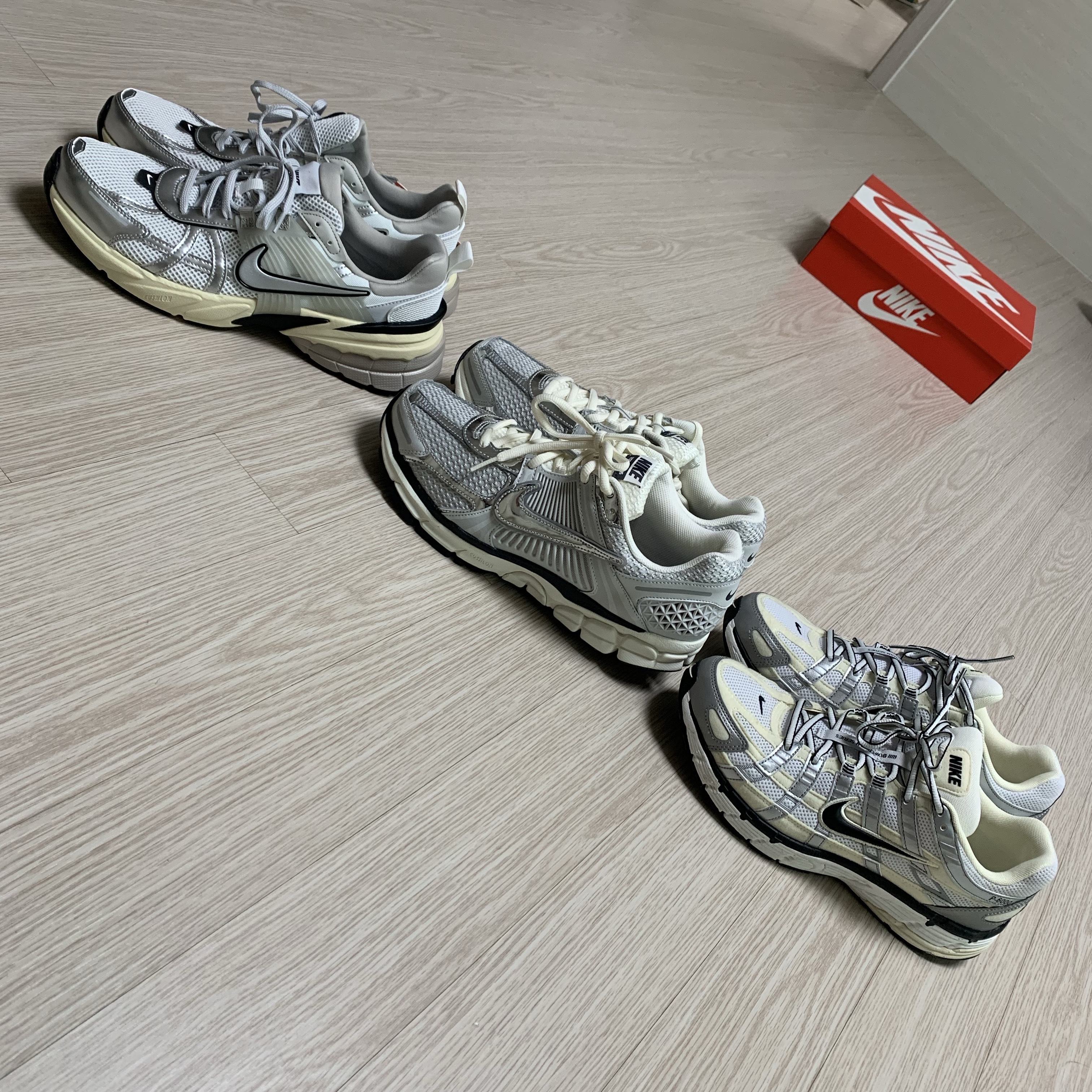 Nike Zoom Vomero 5 Photon Dust Gridiron 착용 스타일 - 1