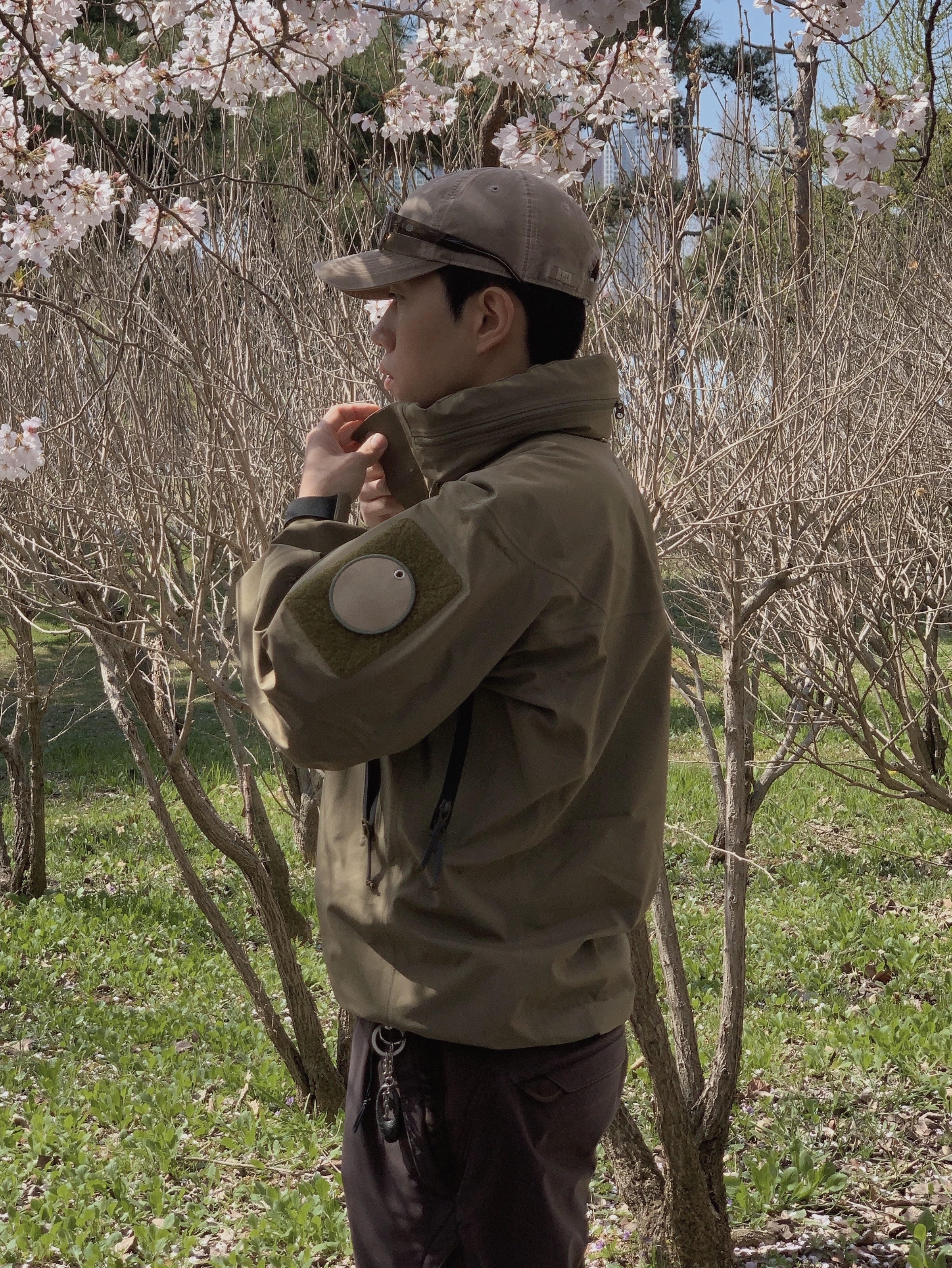 Arc'teryx LEAF Alpha Jacket Gen 2 Crocodile, Stussy Landon Sunglasses Black Black Lens 착용 스타일