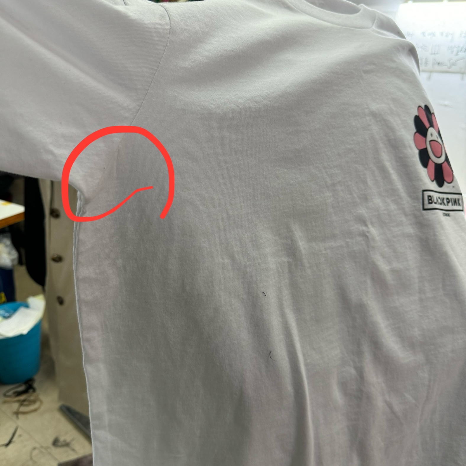 Kaikai Kiki x Blackpink Pandakashi Dreams T-Shirt White, Kaikai Kiki x Blackpink Flower Keychain 착용 스타일 - 2