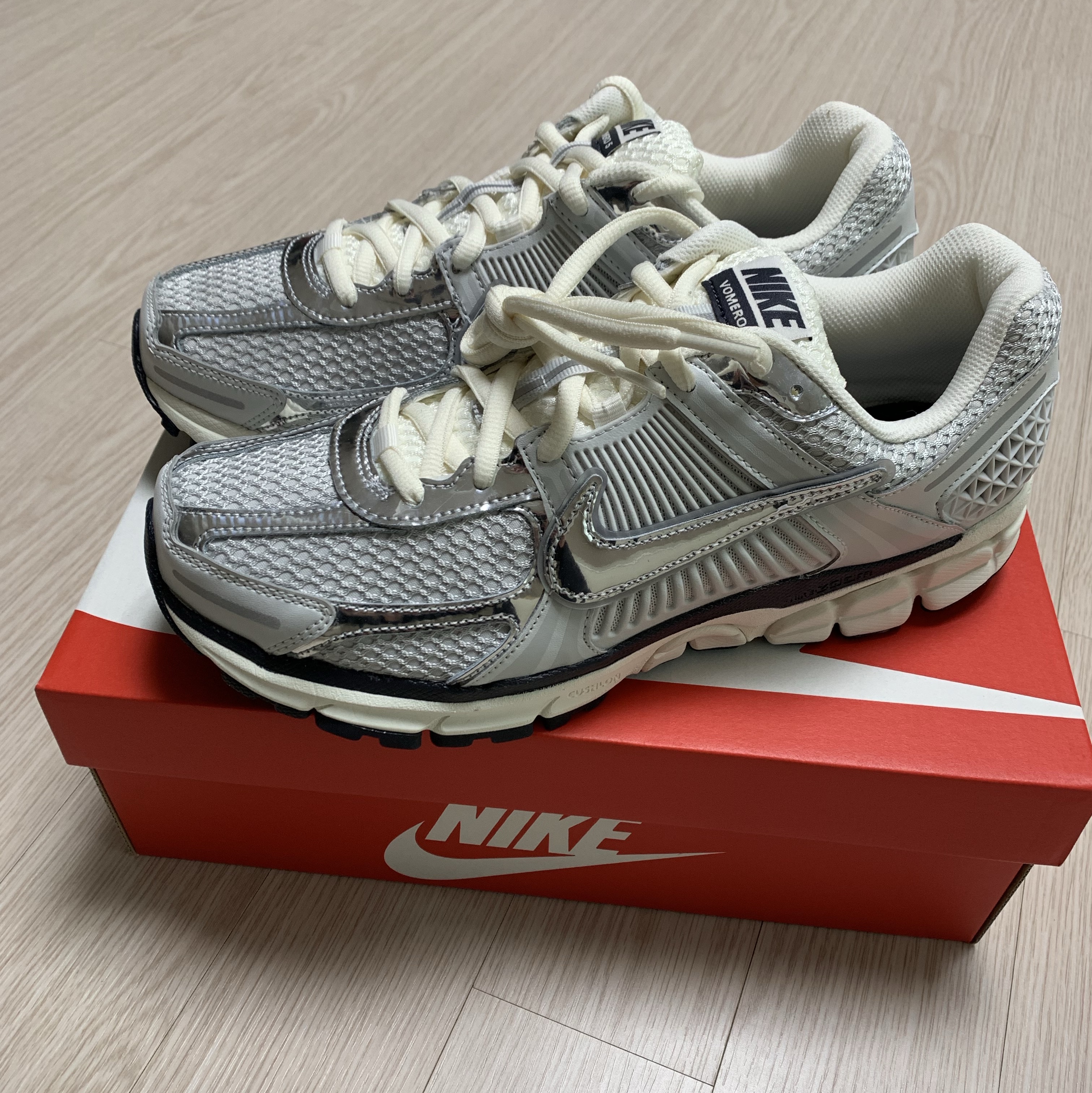 Nike Zoom Vomero 5 Photon Dust Gridiron 착용 스타일 - 3