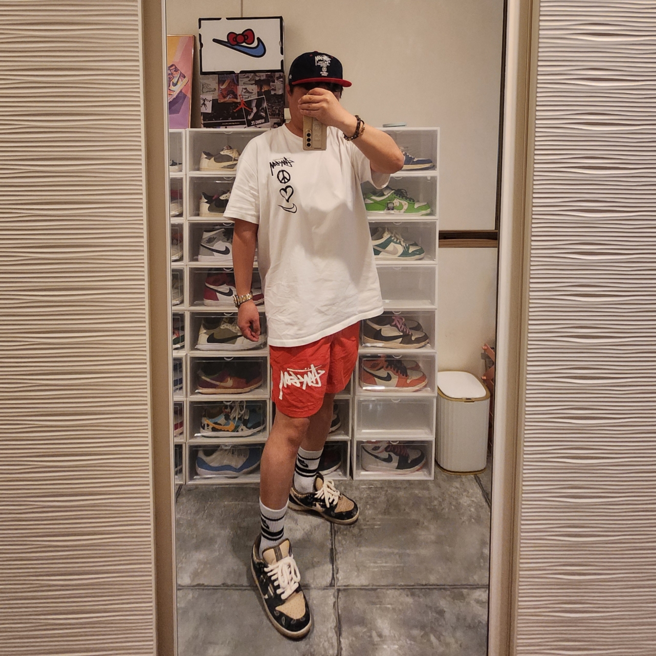 Nike x Stussy NRG RA T-Shirt Summit White (DM4942-121), Nike x Stussy Water Shorts Habanero Red 착용 스타일