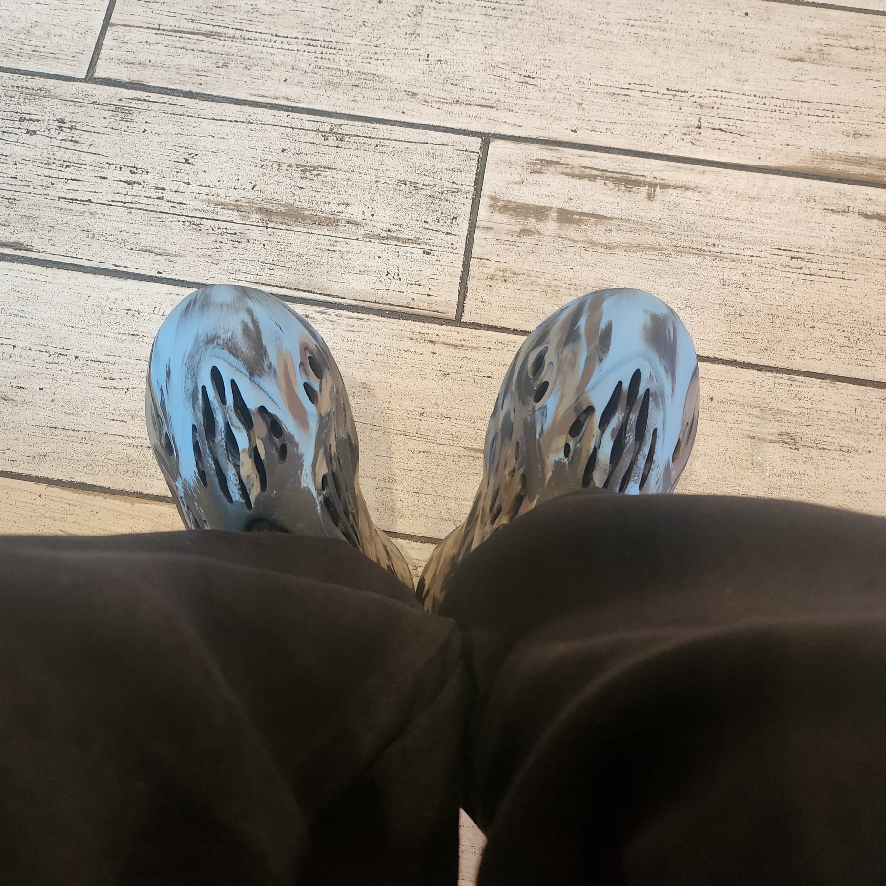 Adidas Yeezy Foam RNNR MX Cinder 착용 스타일