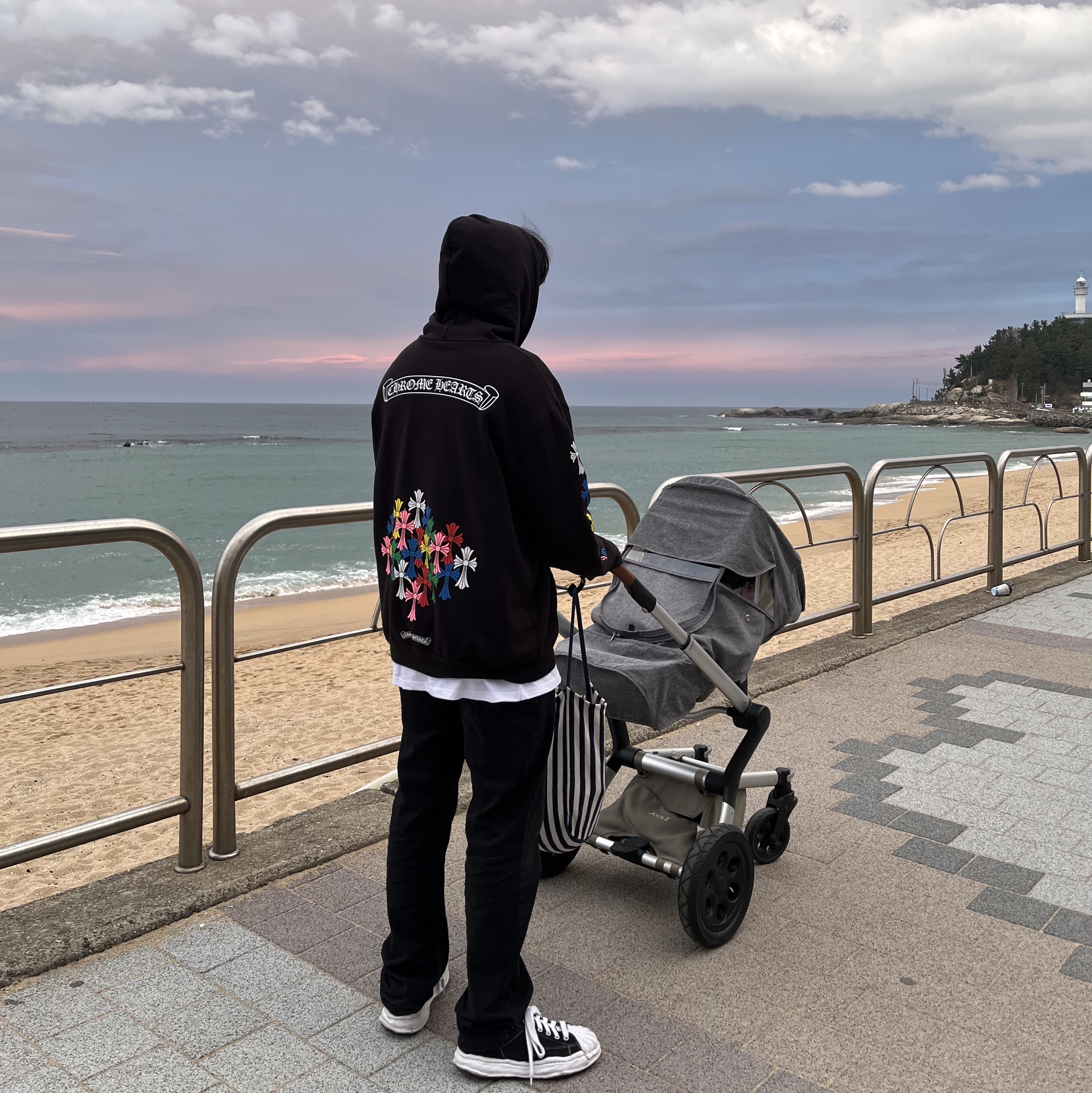 Chrome Hearts Multi Color Cross Fleece Zip-Up Hoodie Black, Maison Mihara Yasuhiro Blakey OG Sole Canvas Low-top Sneakers Black 착용 스타일 - 1