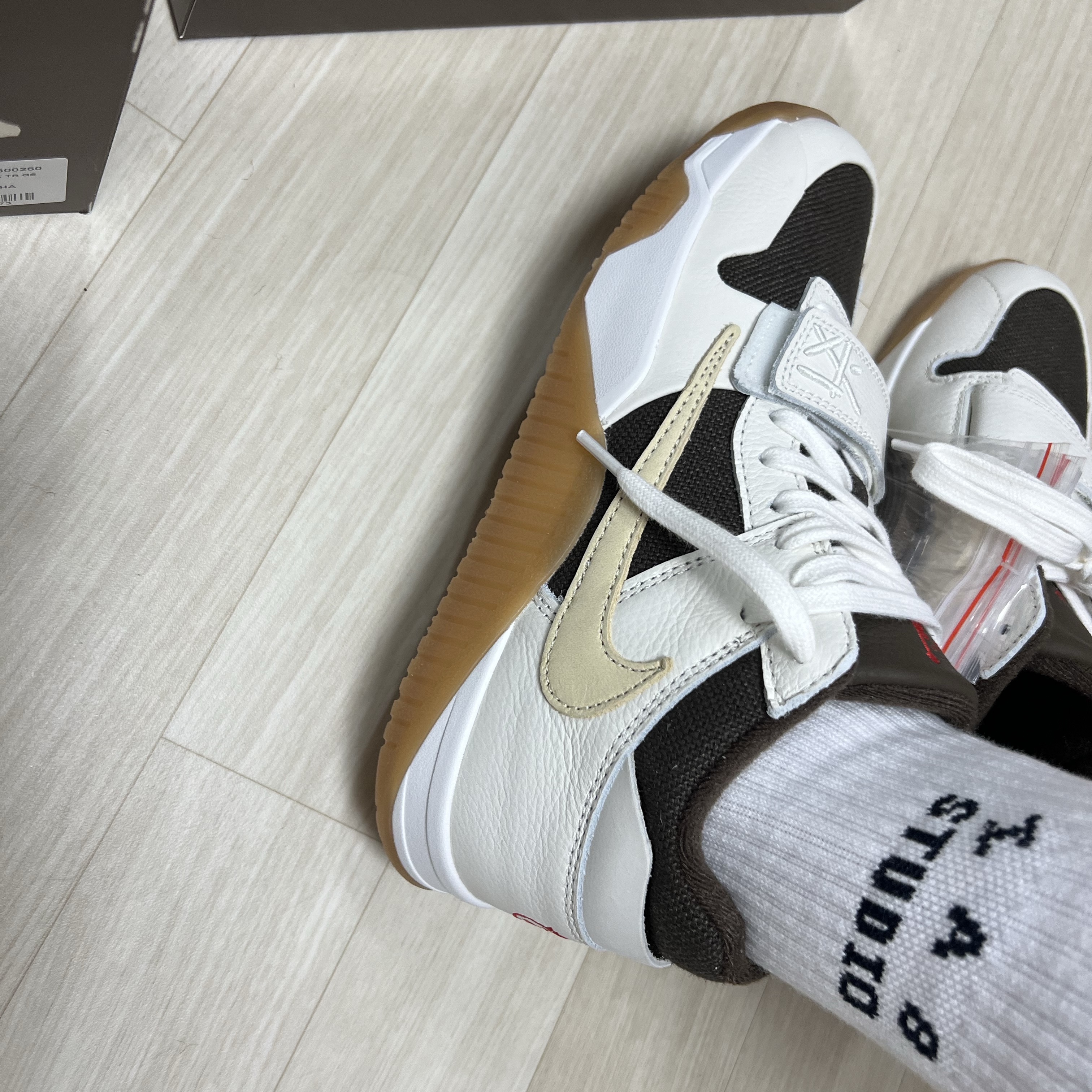 Jordan x Travis Scott Jumpman Jack TR Sail and Dark Mocha 착용 스타일 - 2