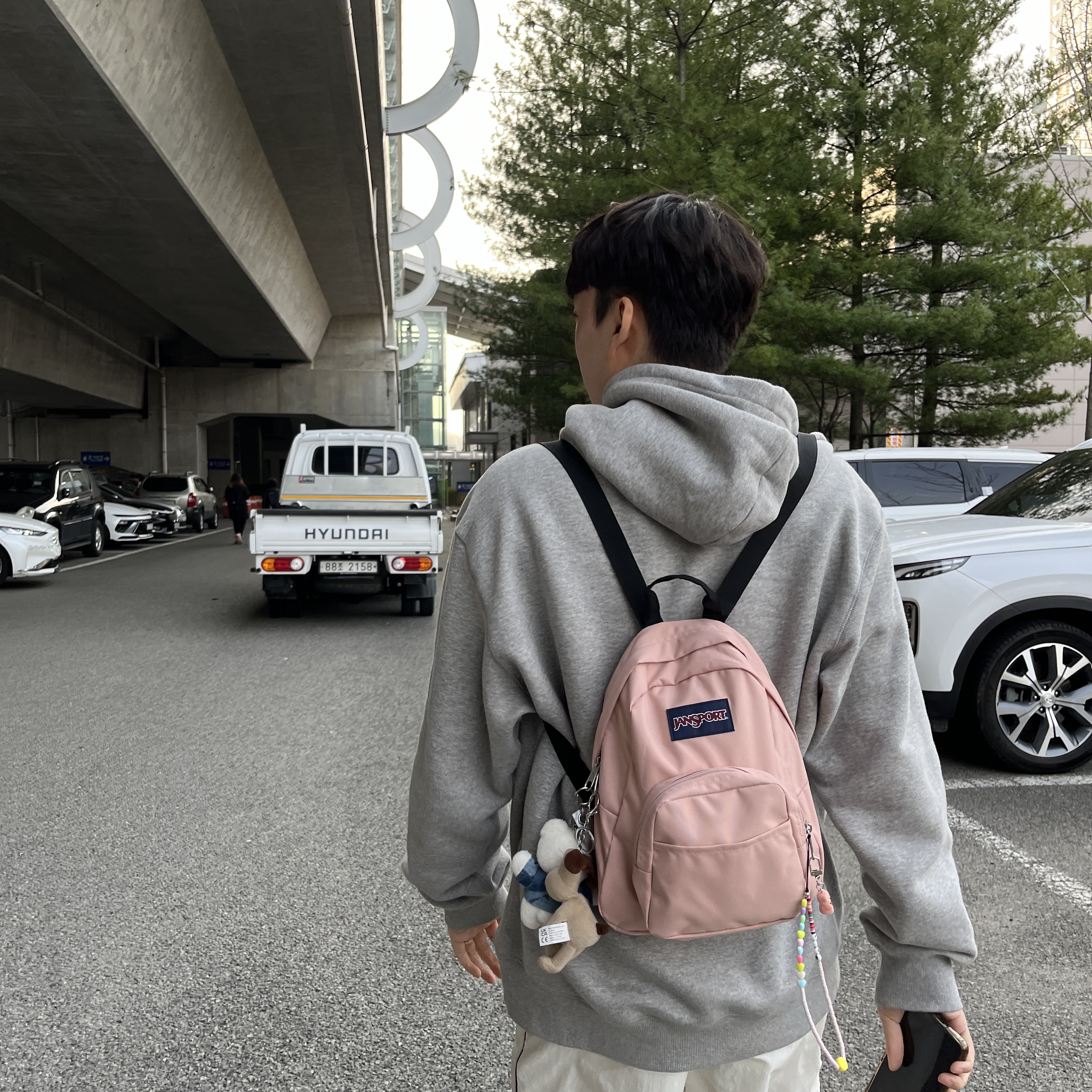 Jansport Half Pint Mini Backpack Misty Rose 착용 스타일 - 2