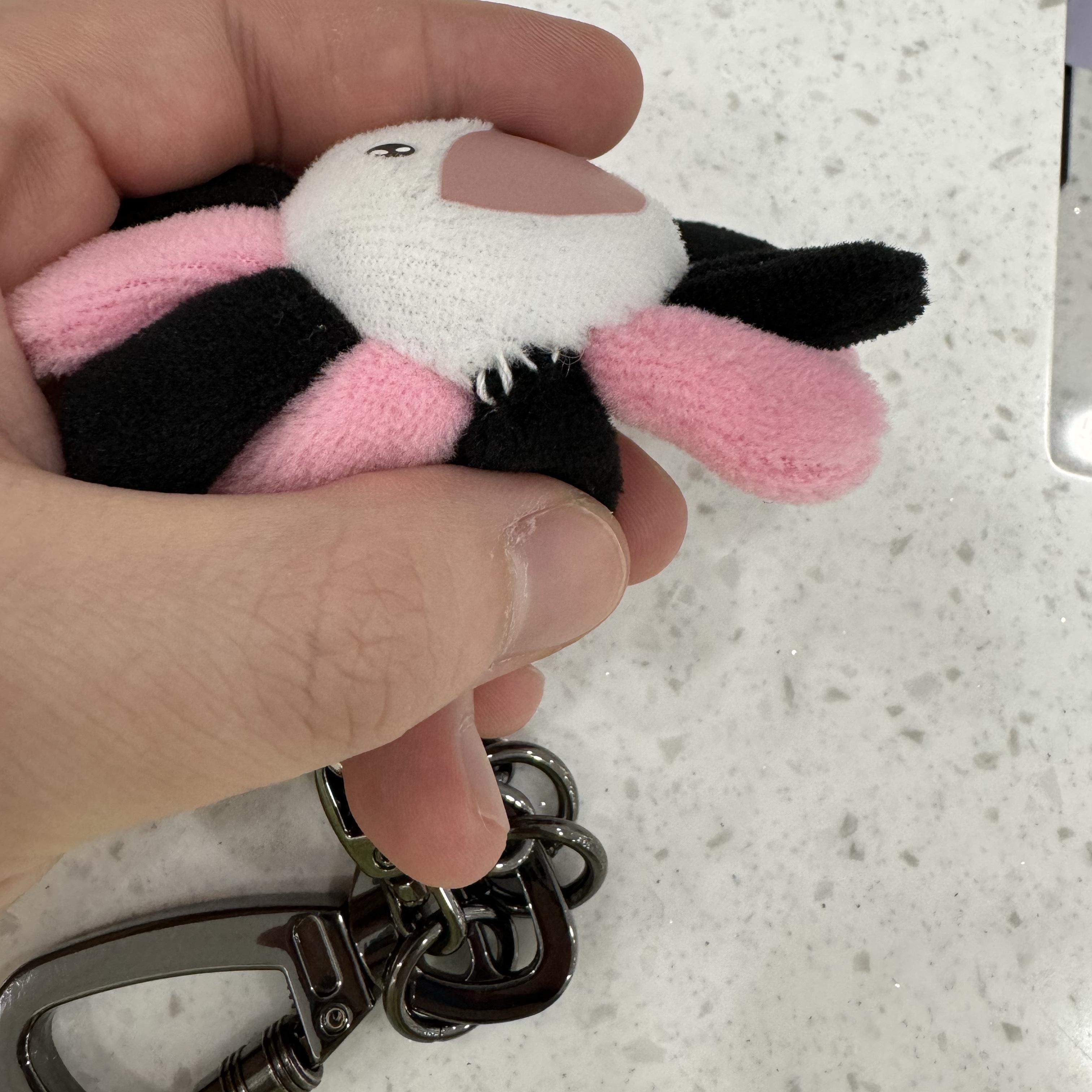 Kaikai Kiki x Blackpink Pandakashi Dreams T-Shirt White, Kaikai Kiki x Blackpink Flower Keychain 착용 스타일 - 3