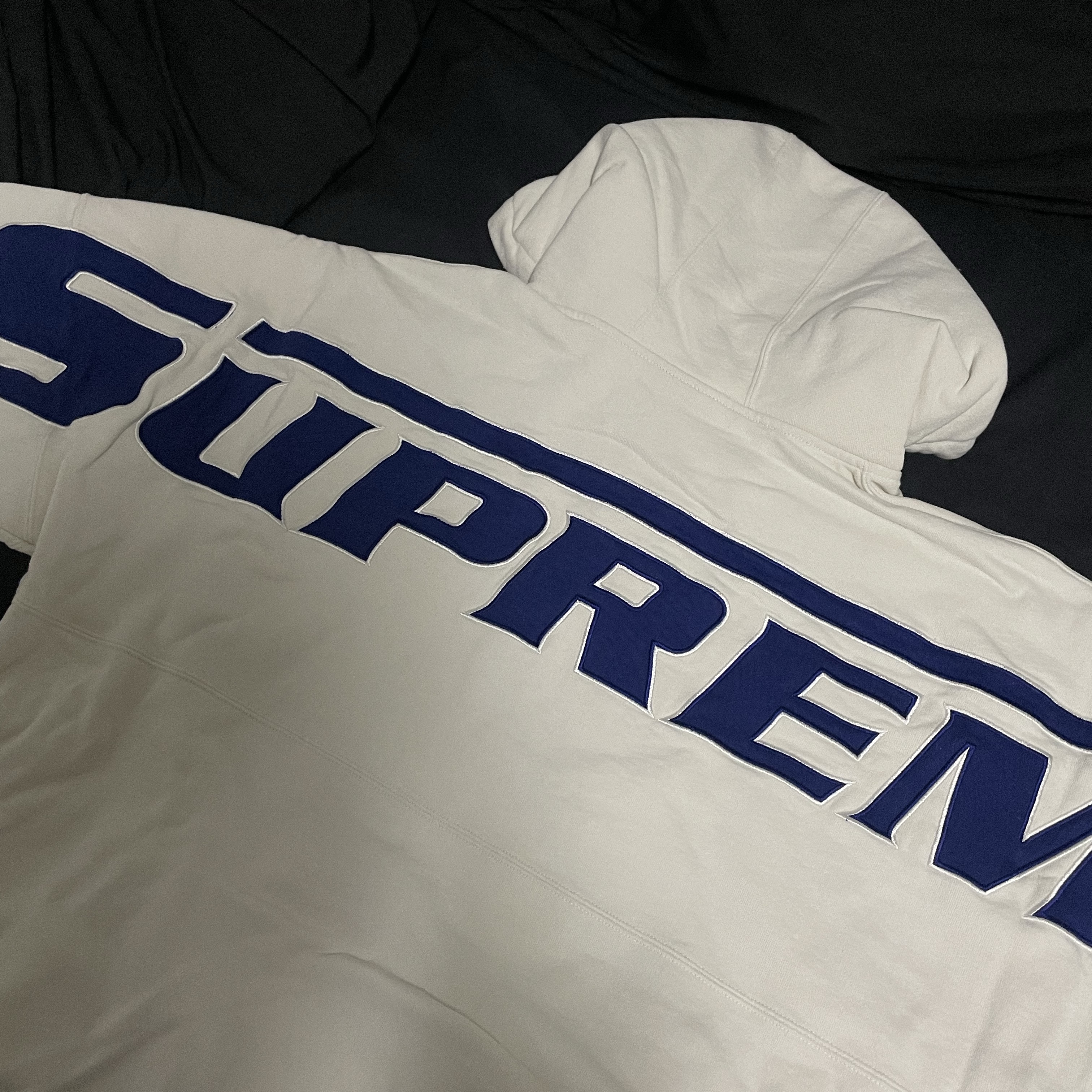 Supreme Wrapped Half Zip Hooded Sweatshirt Stone - 24SS 착용 스타일