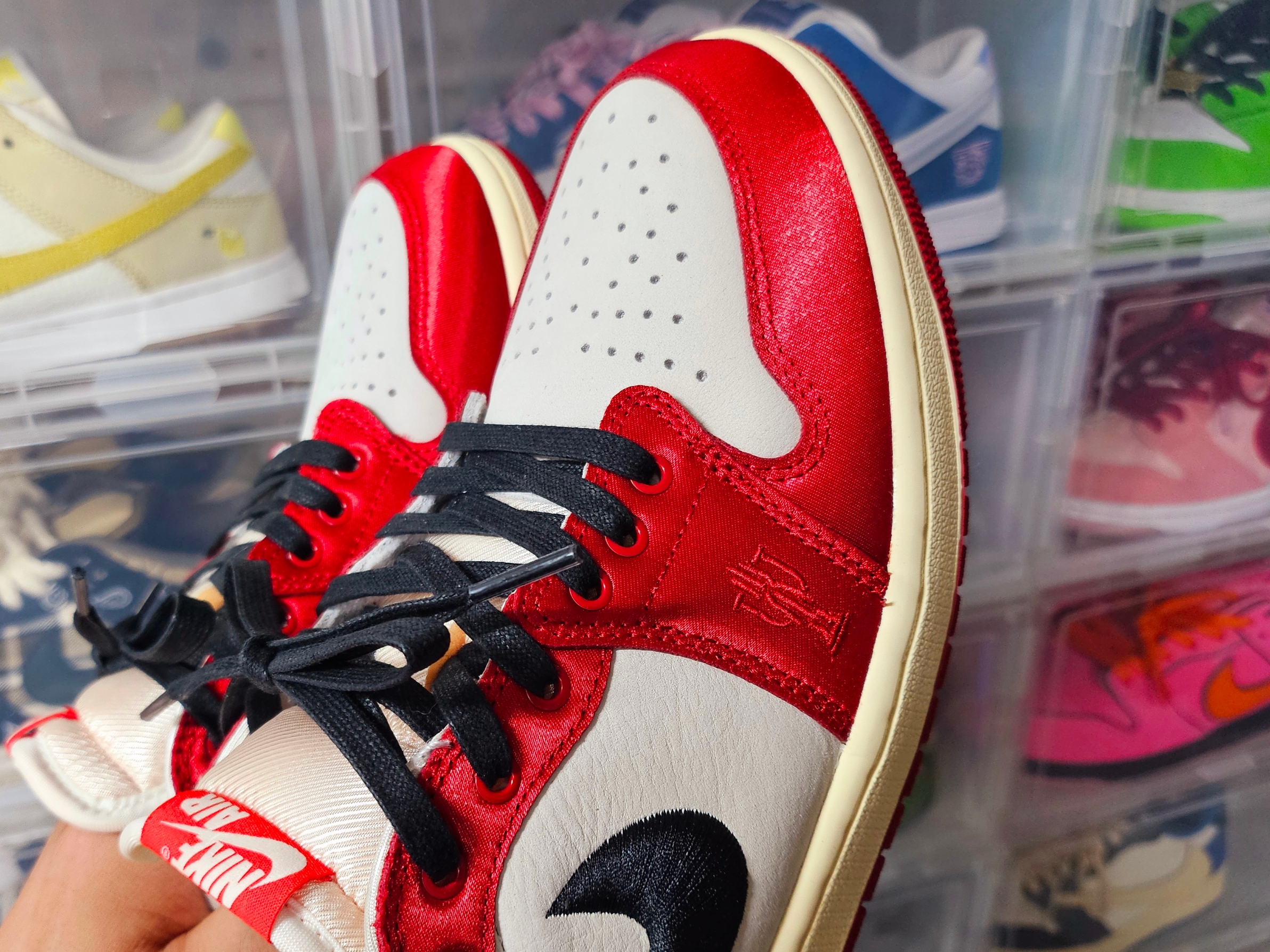 Jordan 1 x Trophy Room Retro Low OG SP Sail Varsity Red 착용 스타일 - 6