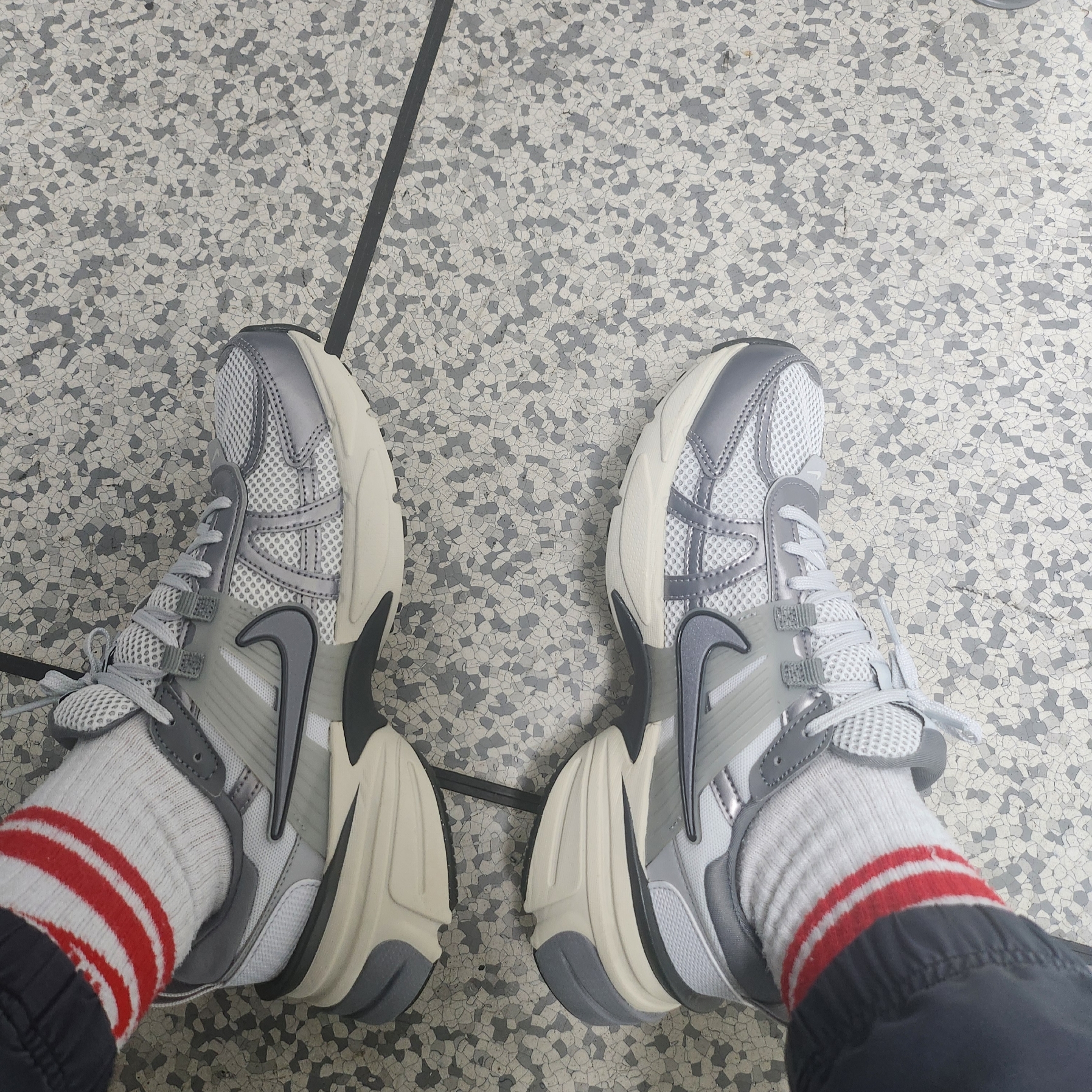 Nike V2K Run Pure Platinum Wolf Grey 착용 스타일
