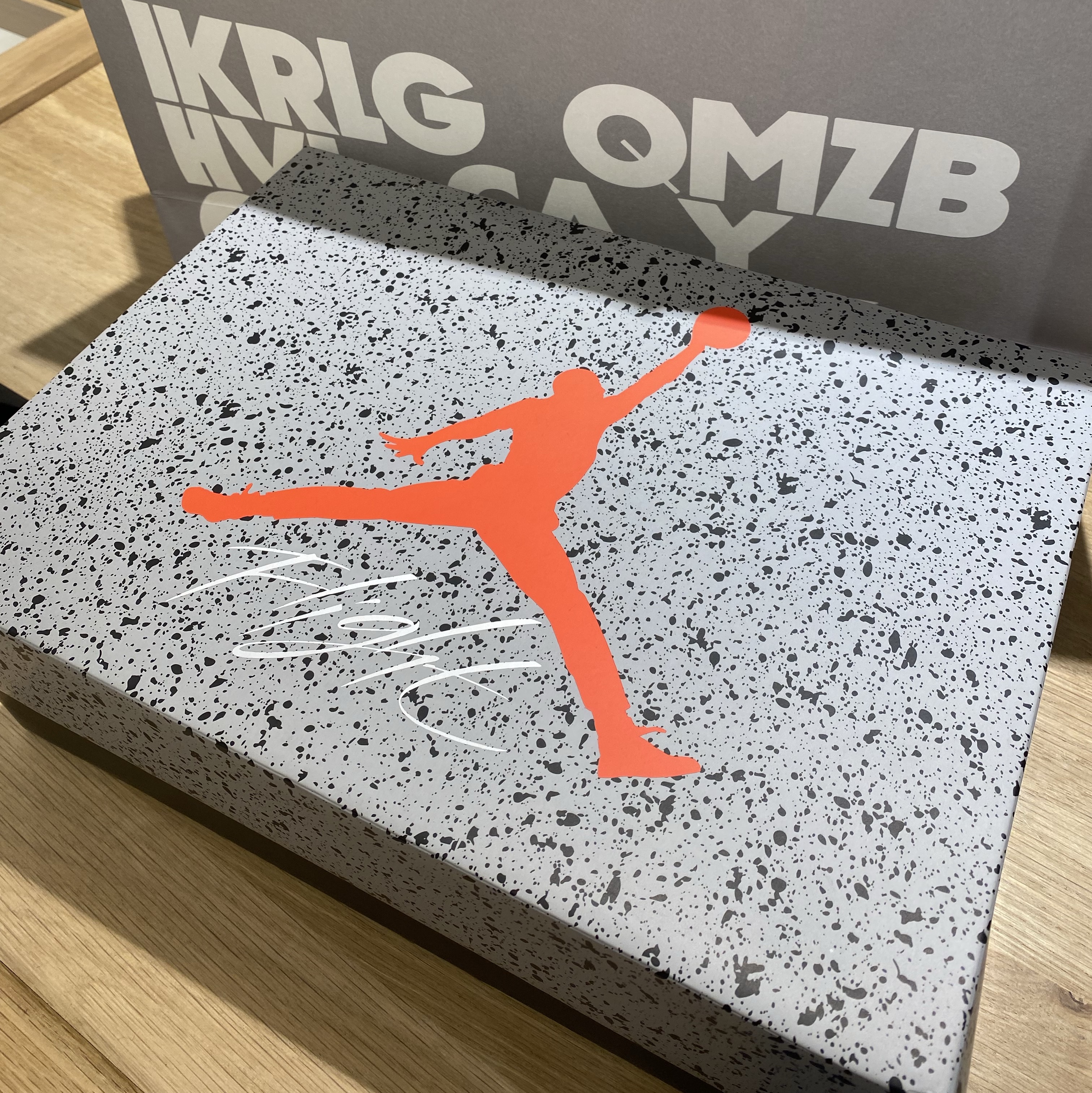 Jordan 4 Retro Bred Reimagined, Nike x Stussy NRG RA Pullover Hoodie Dark Grey Heather (DJ9488-063) 착용 스타일 - 3