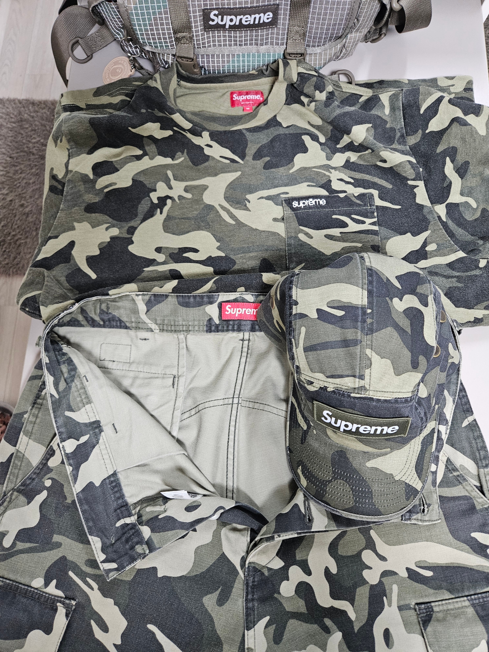 Supreme S/S Pocket T-Shirt Olive Camo - 23SS, Supreme Cargo Pants Olive Camo - 23SS 착용 스타일 - 1