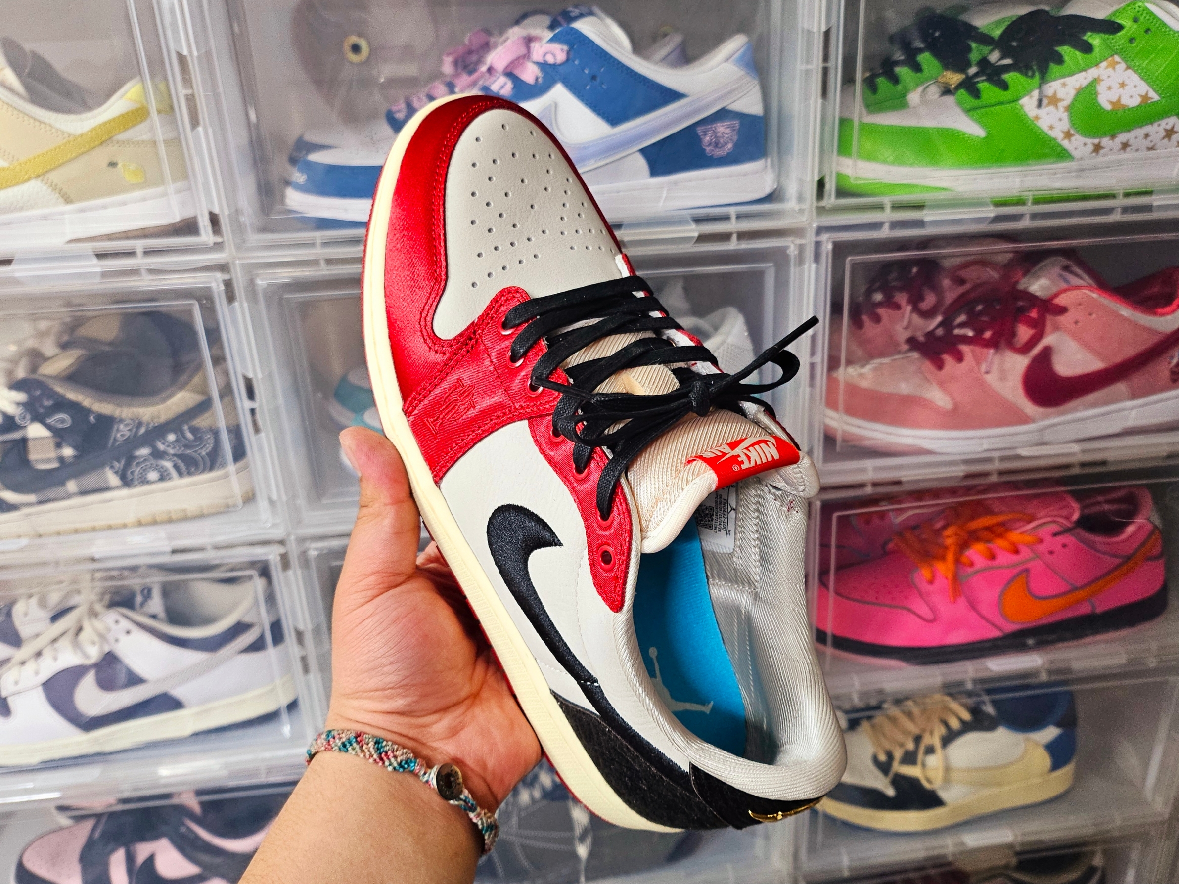 Jordan 1 x Trophy Room Retro Low OG SP Sail Varsity Red 착용 스타일 - 3