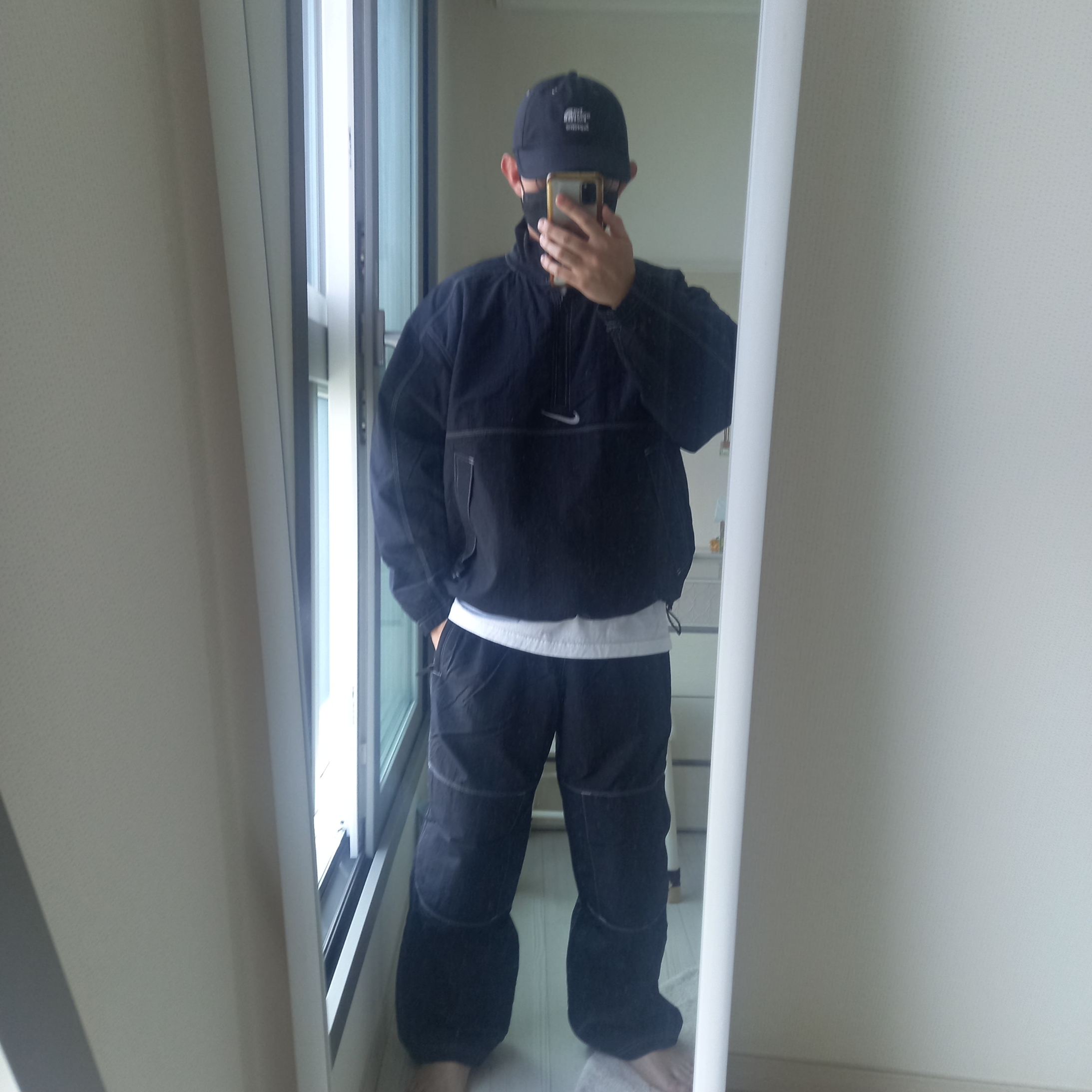 Supreme x Nike Ripstop Track Pants Black - 24SS, Supreme x The North Face Split 6-Panel Black - 24SS 착용 스타일 - 1