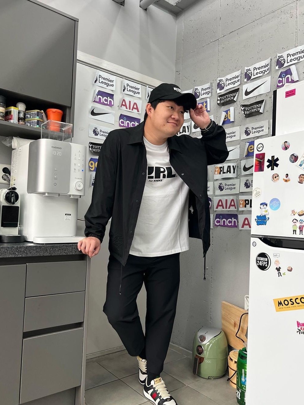Deus Ex Machina Seoul College T-Shirt White, IAB Studio T-Shirt White - 23FW 착용 스타일 - 4