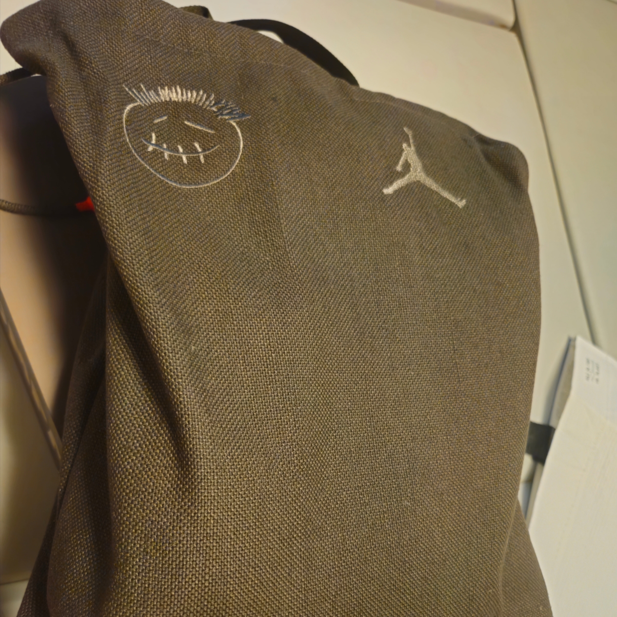 Jordan x Travis Scott Jumpman Jack TR Sail and Dark Mocha 착용 스타일 - 2
