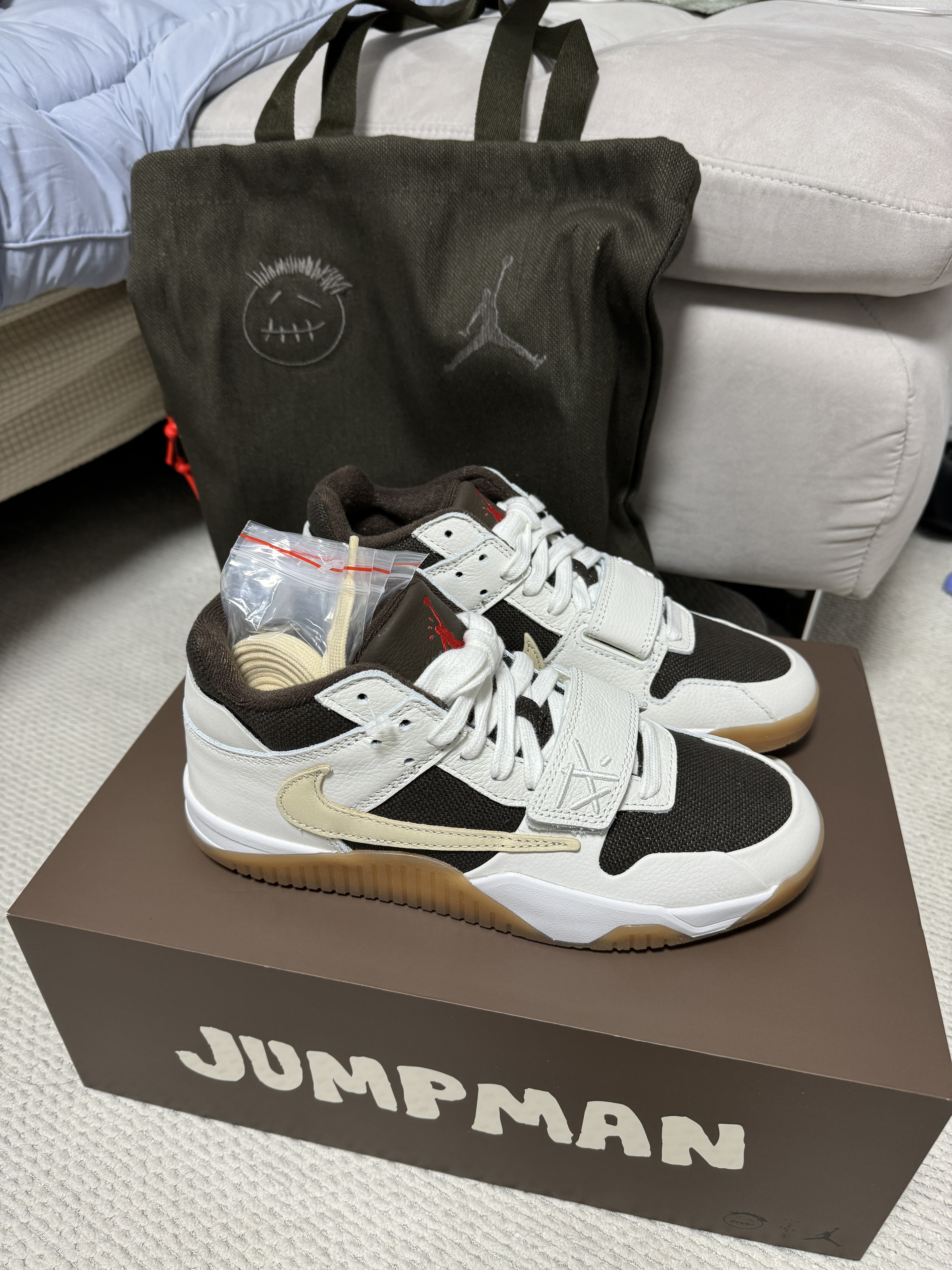 Jordan x Travis Scott Jumpman Jack TR Sail and Dark Mocha 착용 스타일 - 1