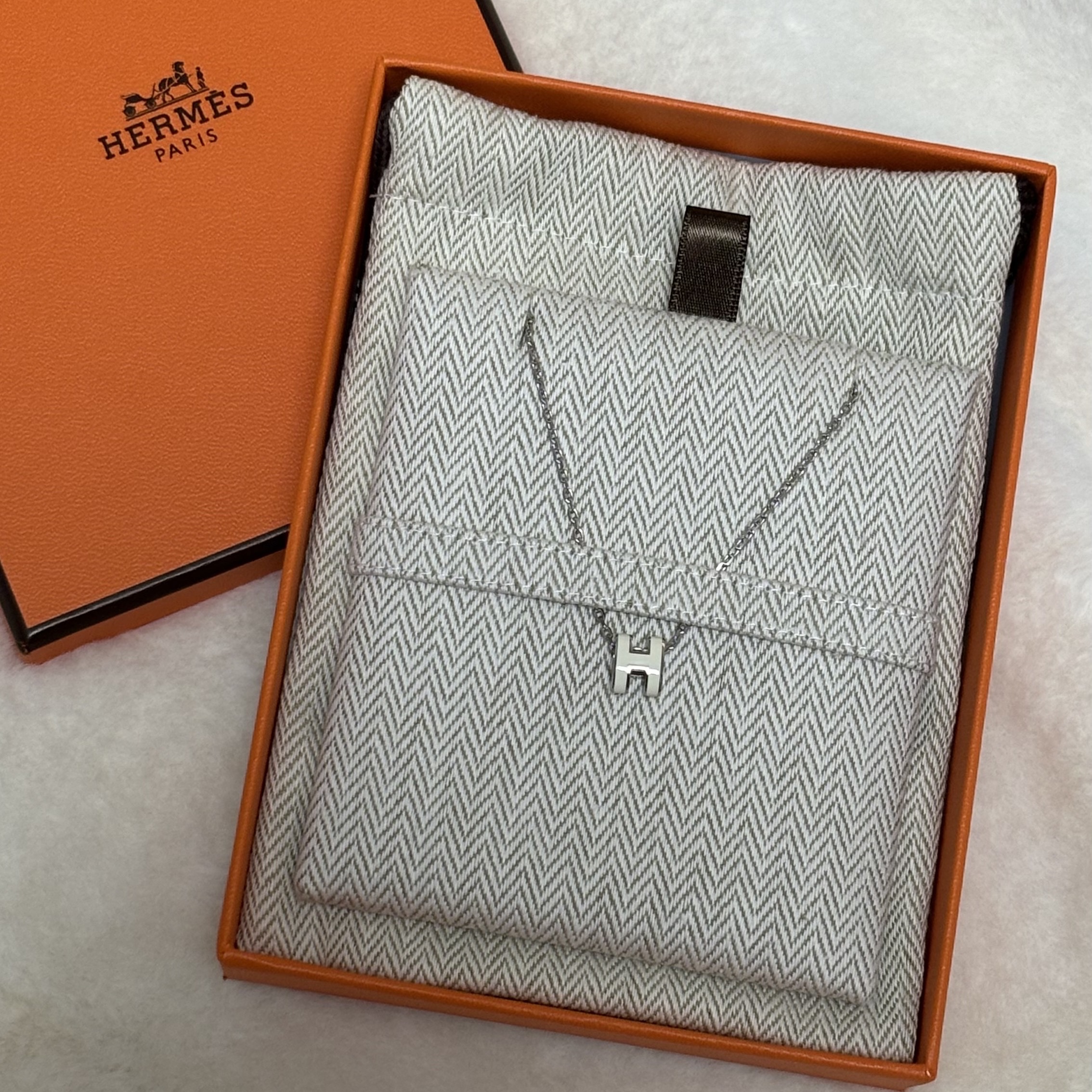 (W) Hermes Mini Pop H Pendant Palladium & Blanc 착용 스타일