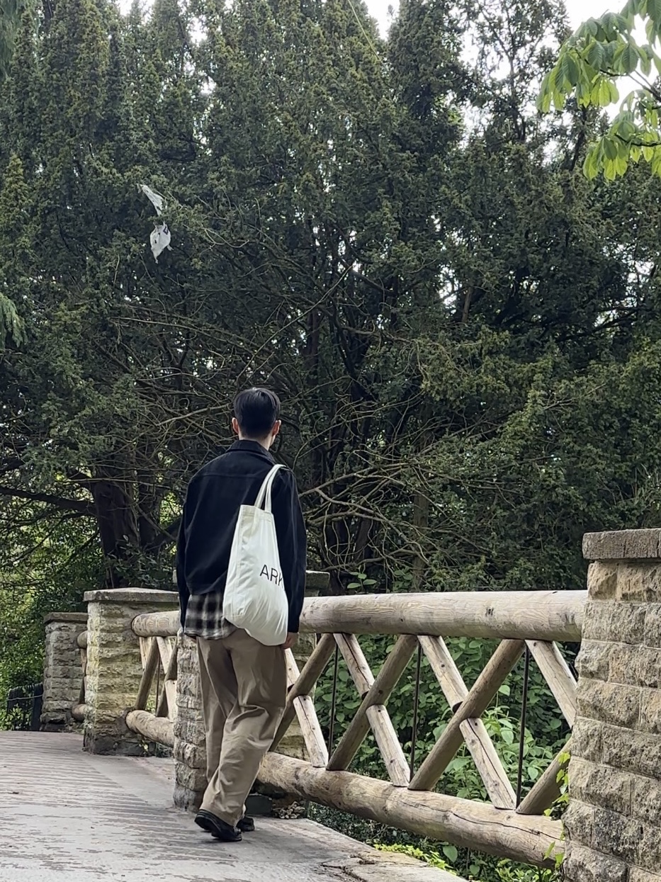 Arket Canvas Tote Bag Off White, Nike Zoom Vomero 5 SP Black 착용 스타일 - 1