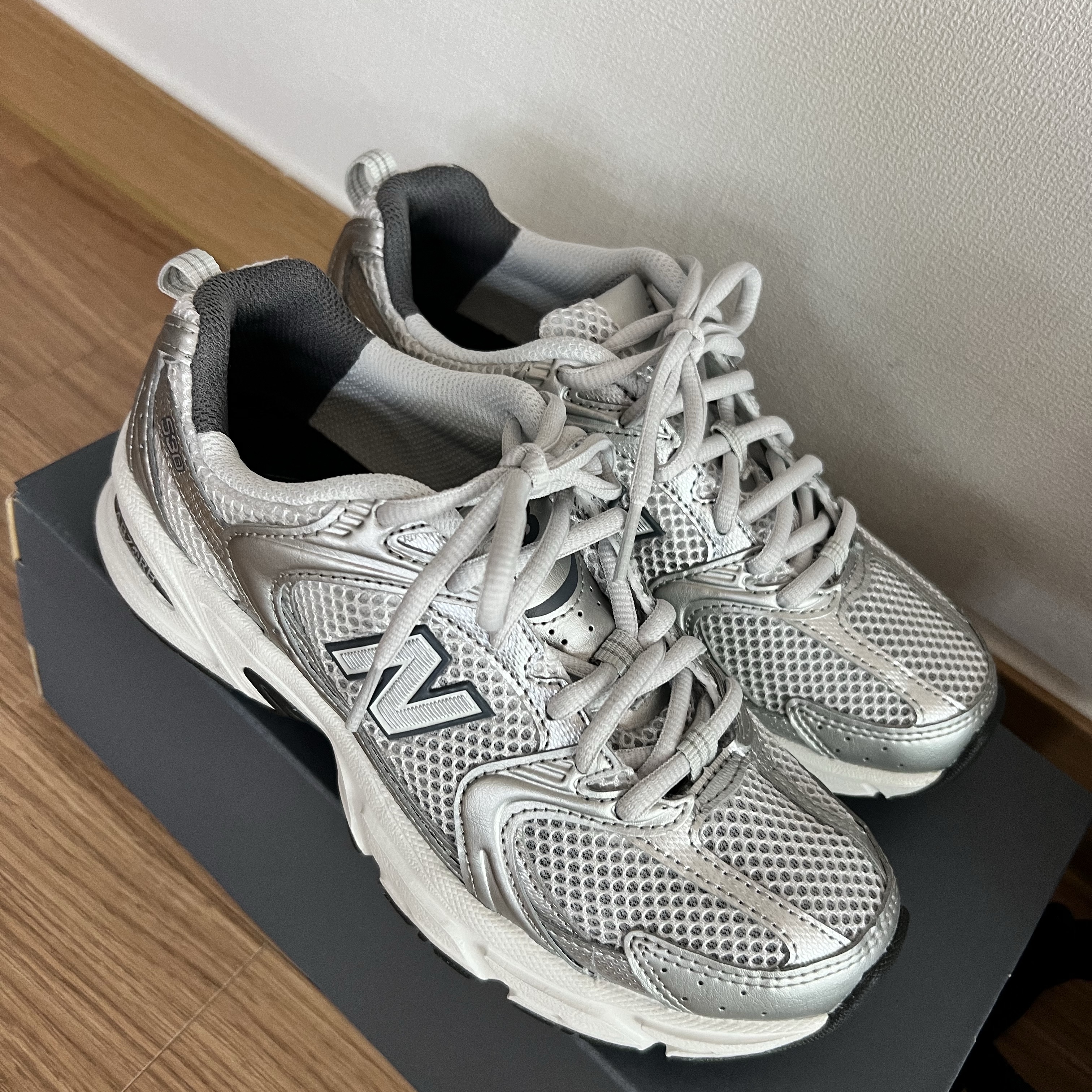New Balance 530 Grey Matter Silver Metallic 착용 스타일