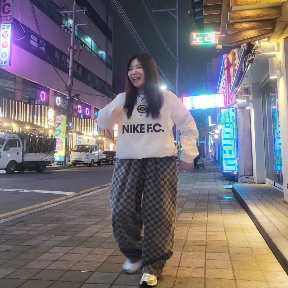 (W) 나이키 이니시에이터 체리 메탈릭 실버, 나이키 FC 리펠 사커 크루 블랙 - 아시아 착용 스타일 - 1
