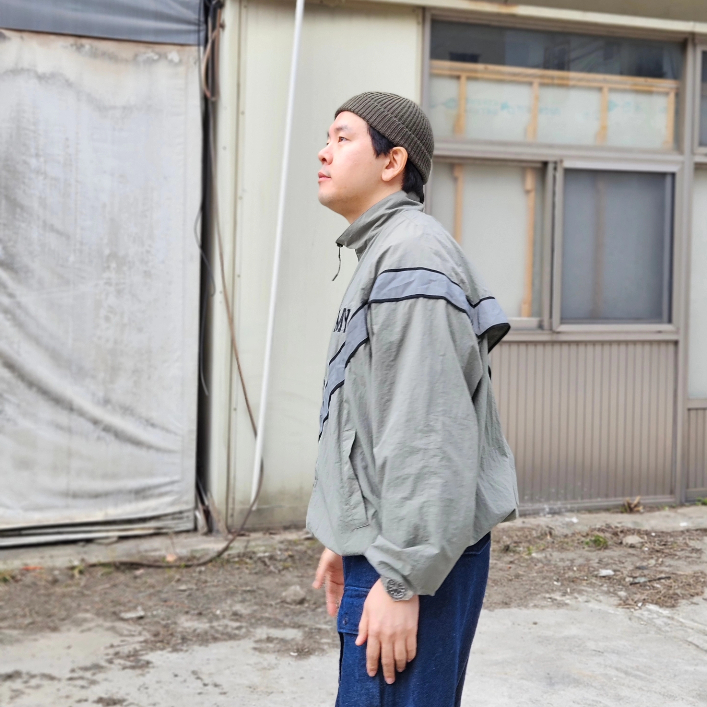 (W) Asics FN3-S Gel-Kayano 28 Anthracite Antique Gold, Engineered Garments Feather PC Twill FA Pants Dark Navy 착용 스타일 - 5