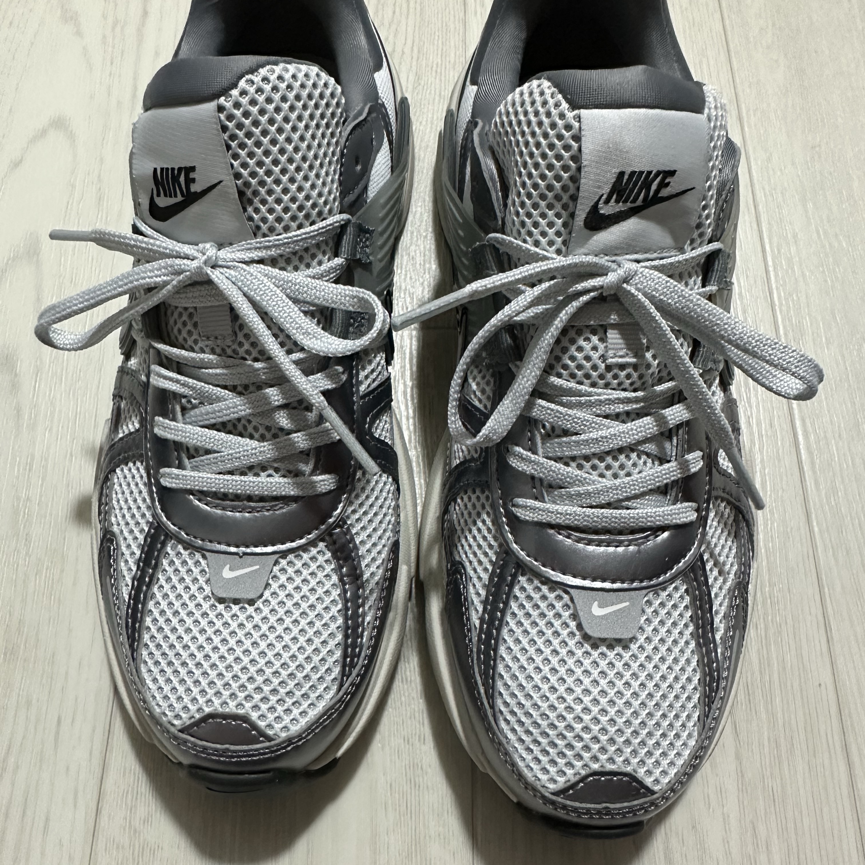 Nike V2K Run Pure Platinum Wolf Grey 착용 스타일